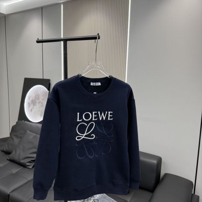 刺繍入りのフリース裏地付きクルーネックスウェットシャツ。ユニセックスで多用途、カジュアル。