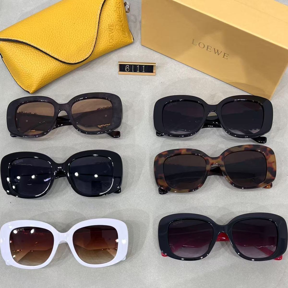 大きくてスクエアなフレームの、スタイリッシュで多用途な日焼け防止サングラス