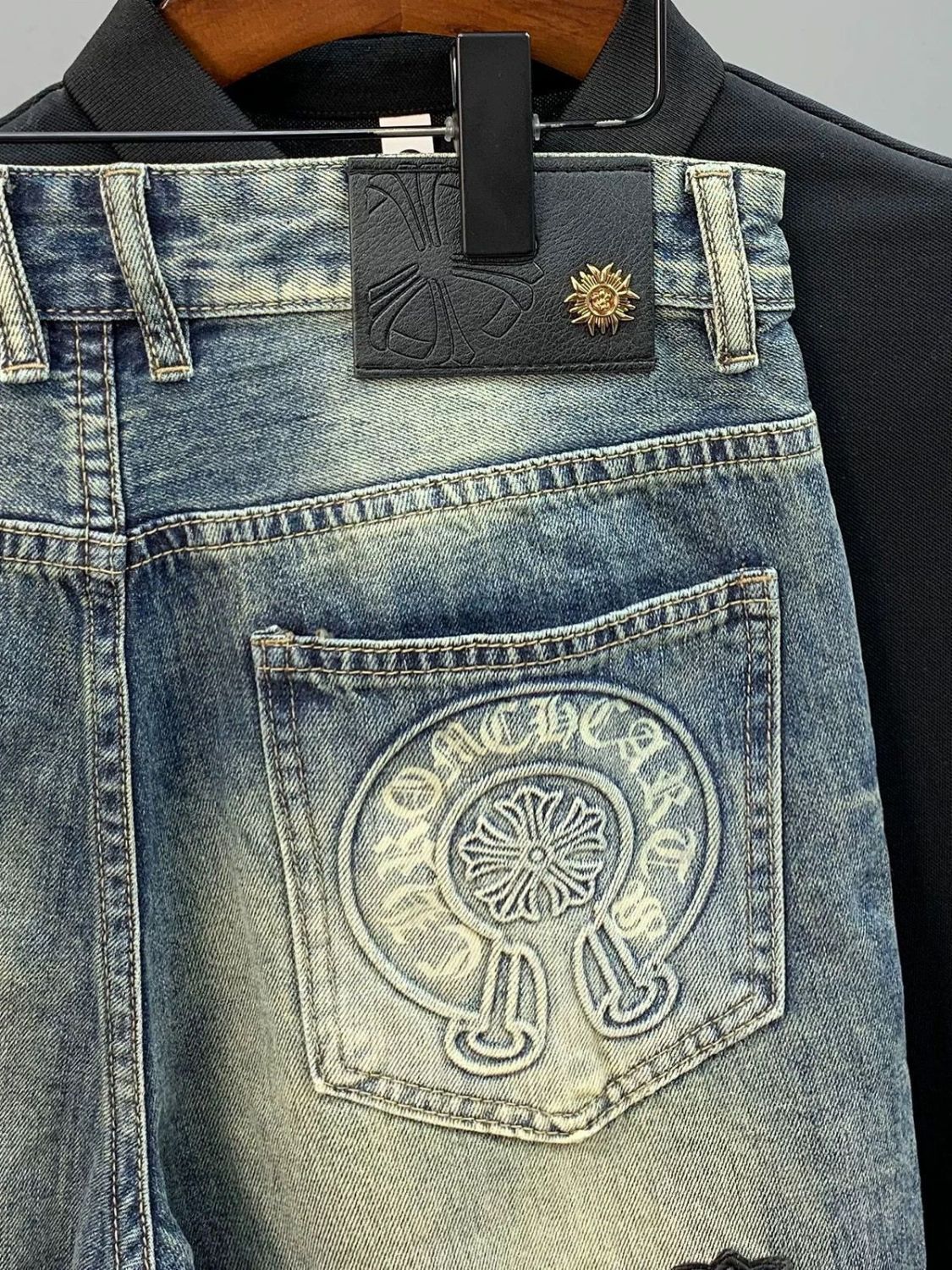 夏のトレンドのレトロな刺繍が施されたメンズデニムショートパンツ、ゆったりとしたストレートレッグの5点パンツ