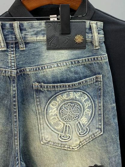 夏のトレンドのレトロな刺繍が施されたメンズデニムショートパンツ、ゆったりとしたストレートレッグの5点パンツ