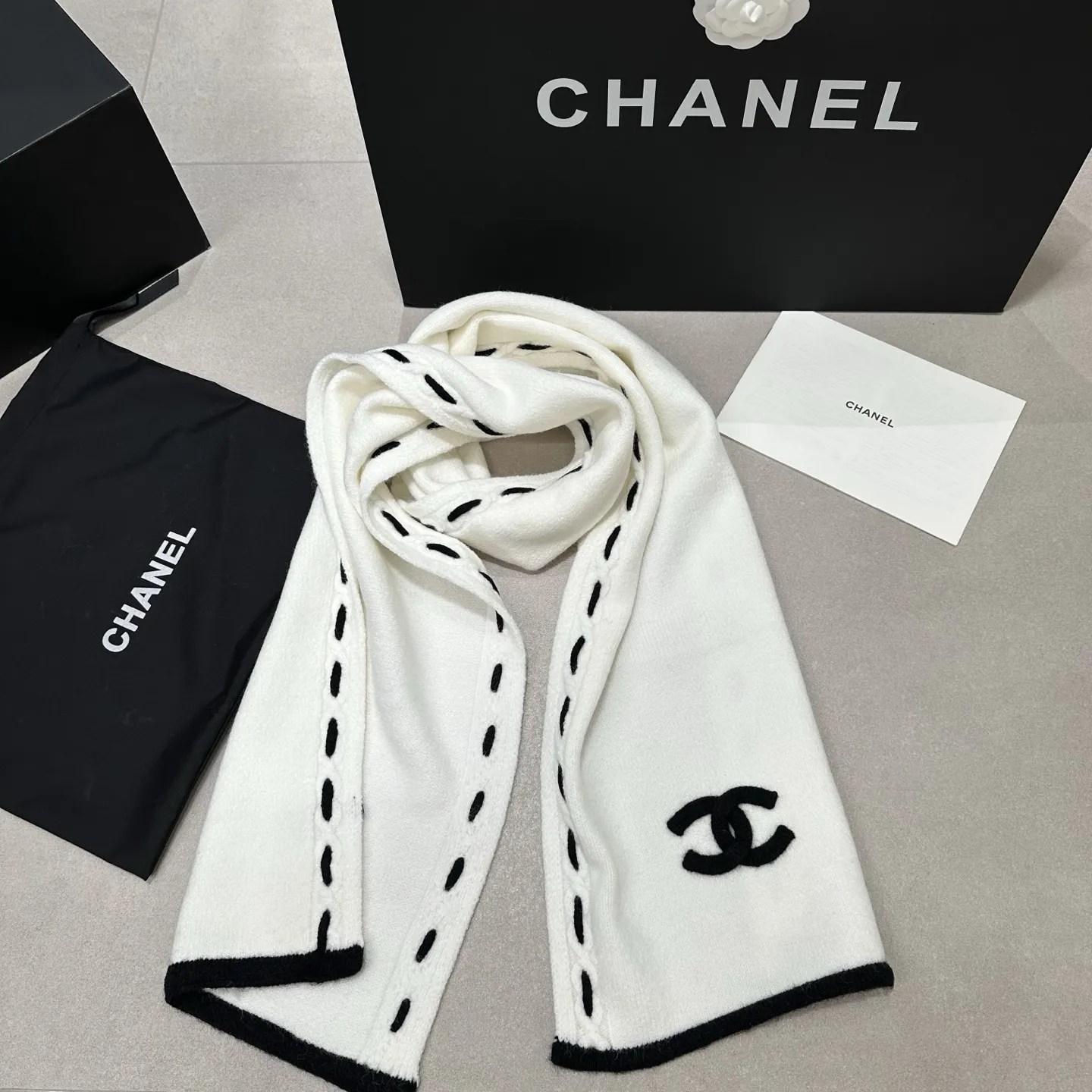 大人気 上品デザイン 高級感 カジュアルにも通勤にも使える万能マフラー