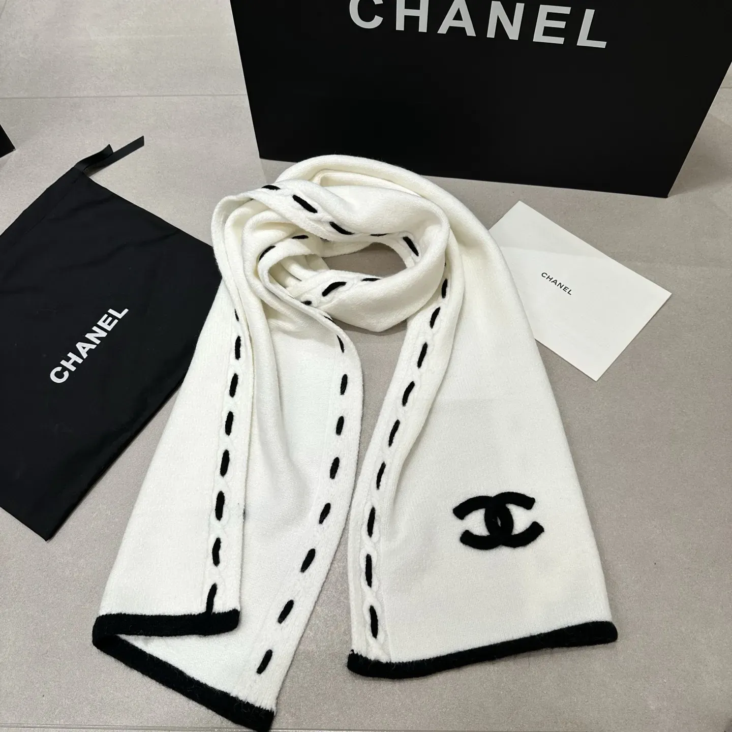 大人気 上品デザイン 高級感 カジュアルにも通勤にも使える万能マフラー