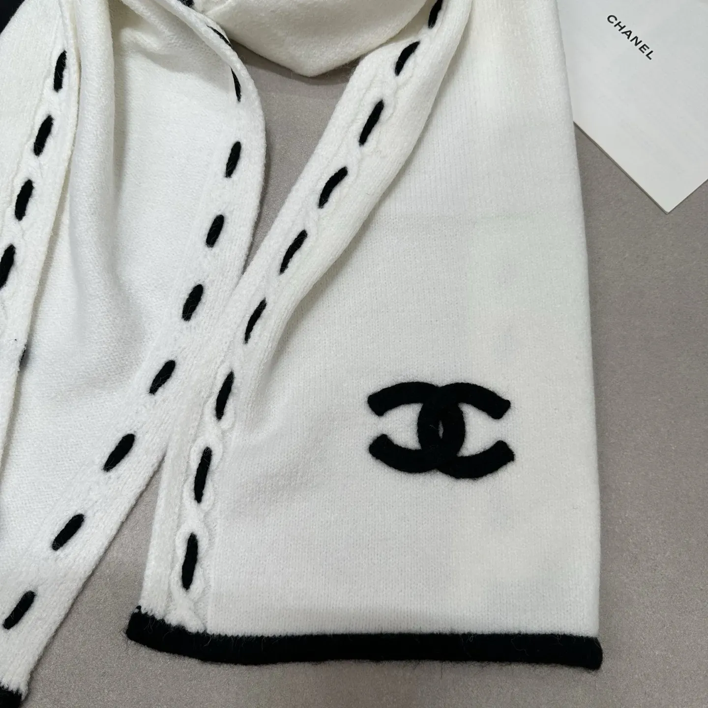 大人気 上品デザイン 高級感 カジュアルにも通勤にも使える万能マフラー