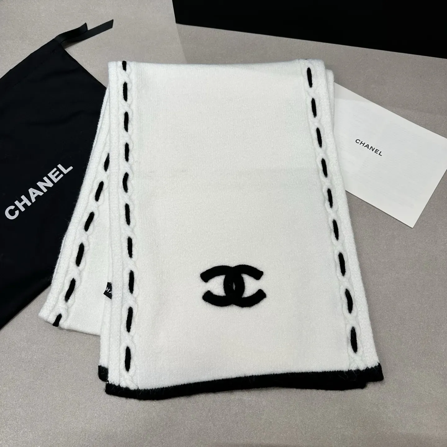 大人気 上品デザイン 高級感 カジュアルにも通勤にも使える万能マフラー