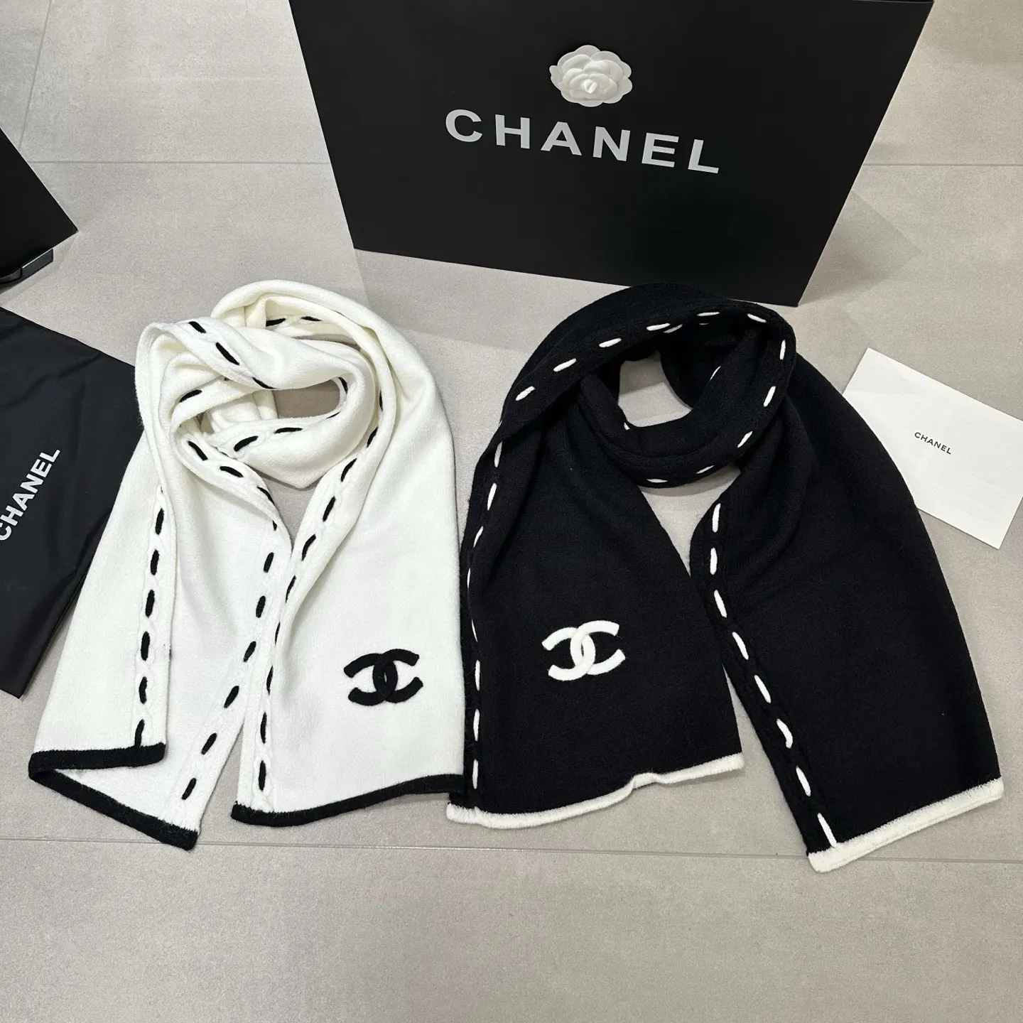 大人気 上品デザイン 高級感 カジュアルにも通勤にも使える万能マフラー