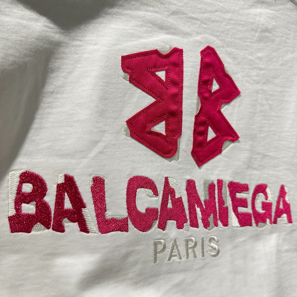 【S-2XL】トレンドの刺繍入りゆったりフィット万能メンズ＆レディースカップル向け夏用半袖Tシャツ