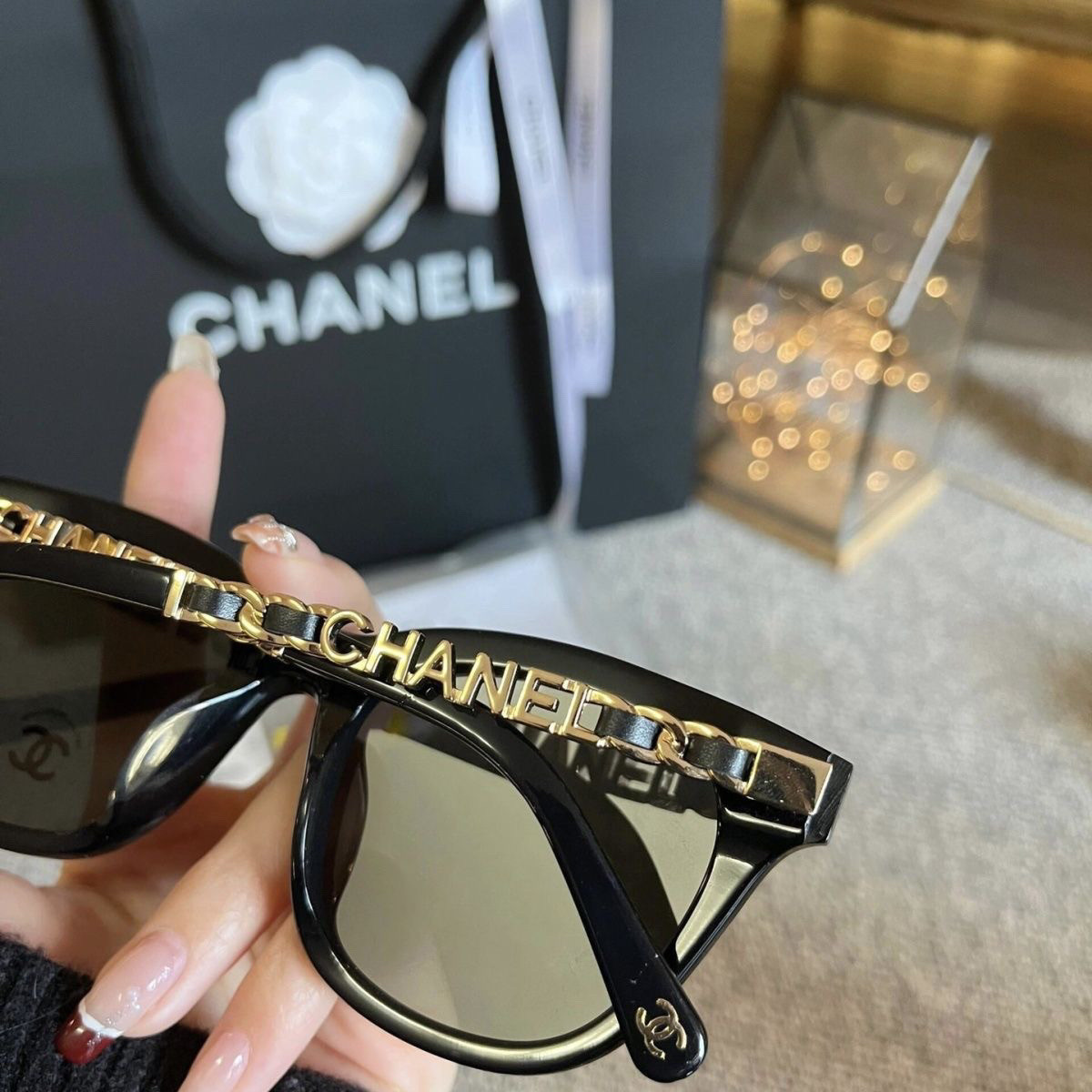 日焼け止めと紫外線カット機能を備えた、トレンド感あふれる高級サングラス