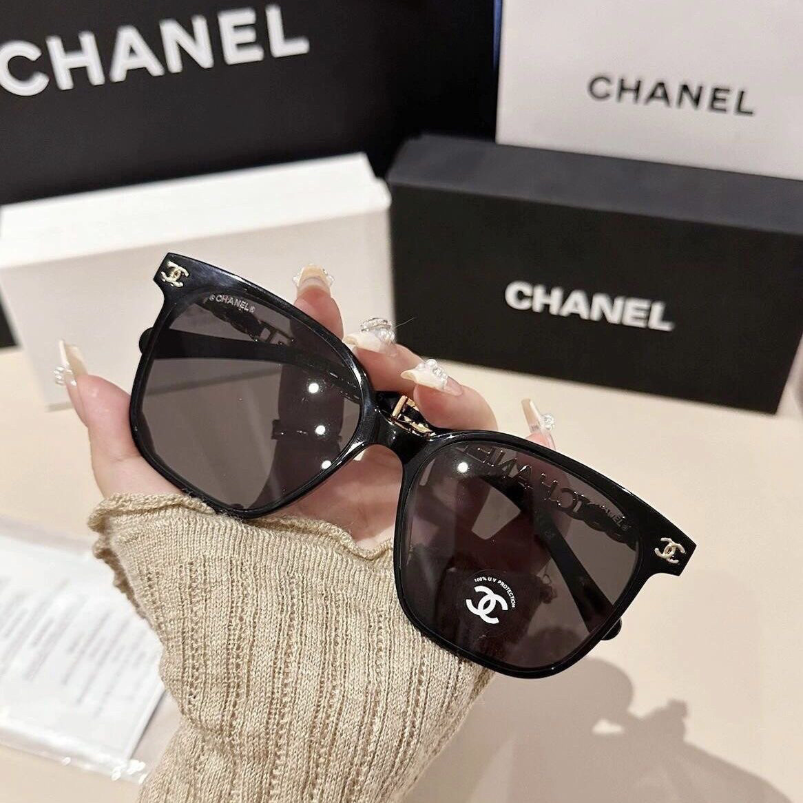 日焼け止めと紫外線カット機能を備えた、トレンド感あふれる高級サングラス