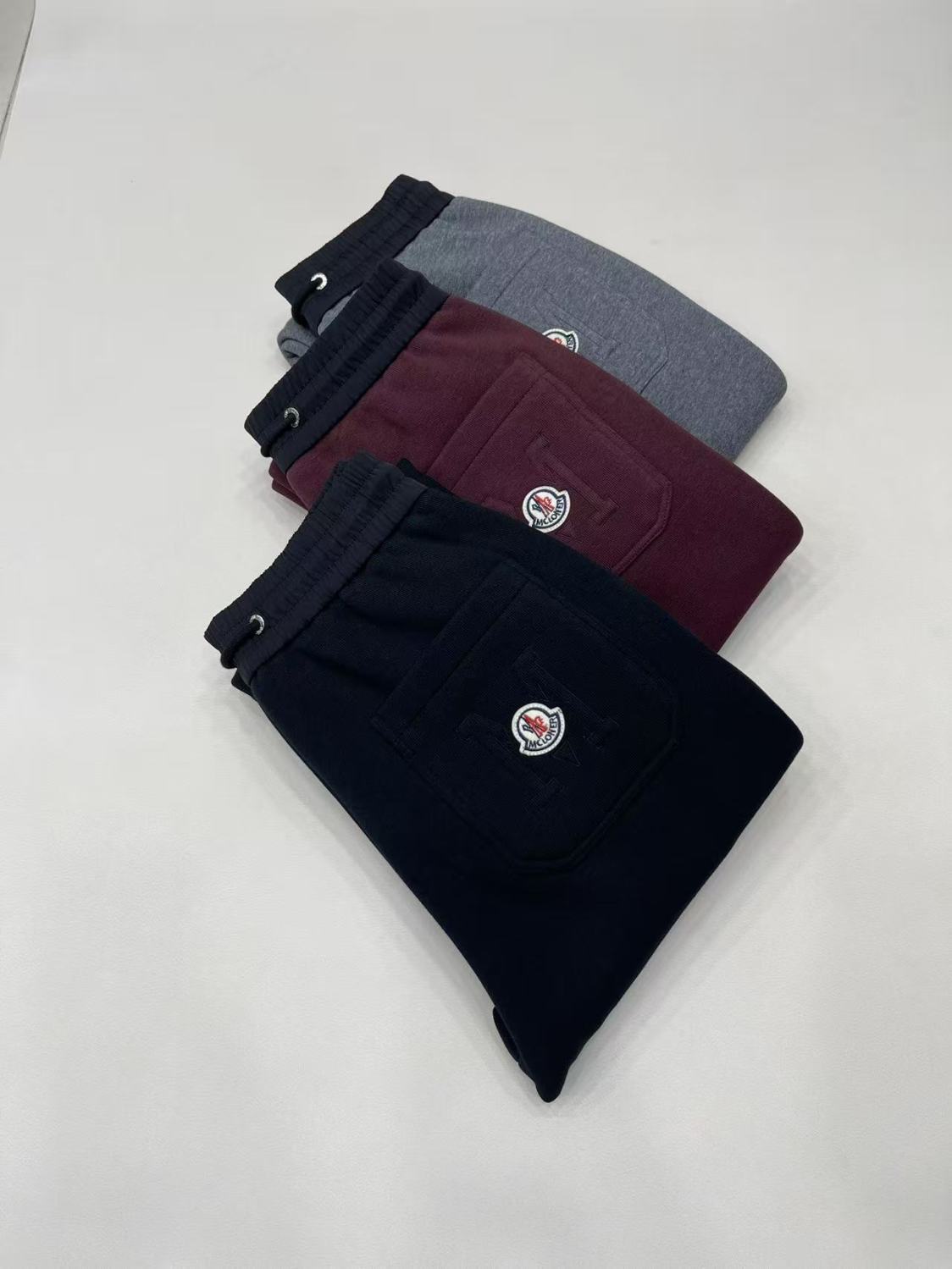 冬のおしゃれなヘザーグレーのフリース裏地コットン素材のトレンド感ある快適で暖かいカジュアルパンツ