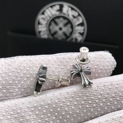 ダイヤモンドをあしらったトレンド感のあるクラシックなスタッドピアス