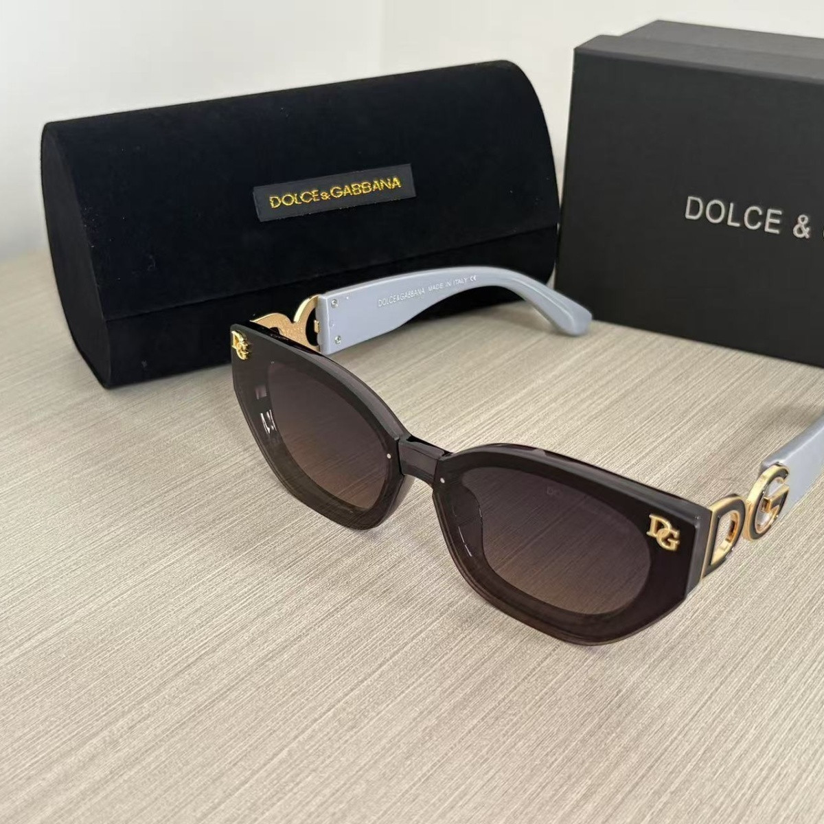 男性と女性のための新しいトレンディでスタイリッシュなサングラス