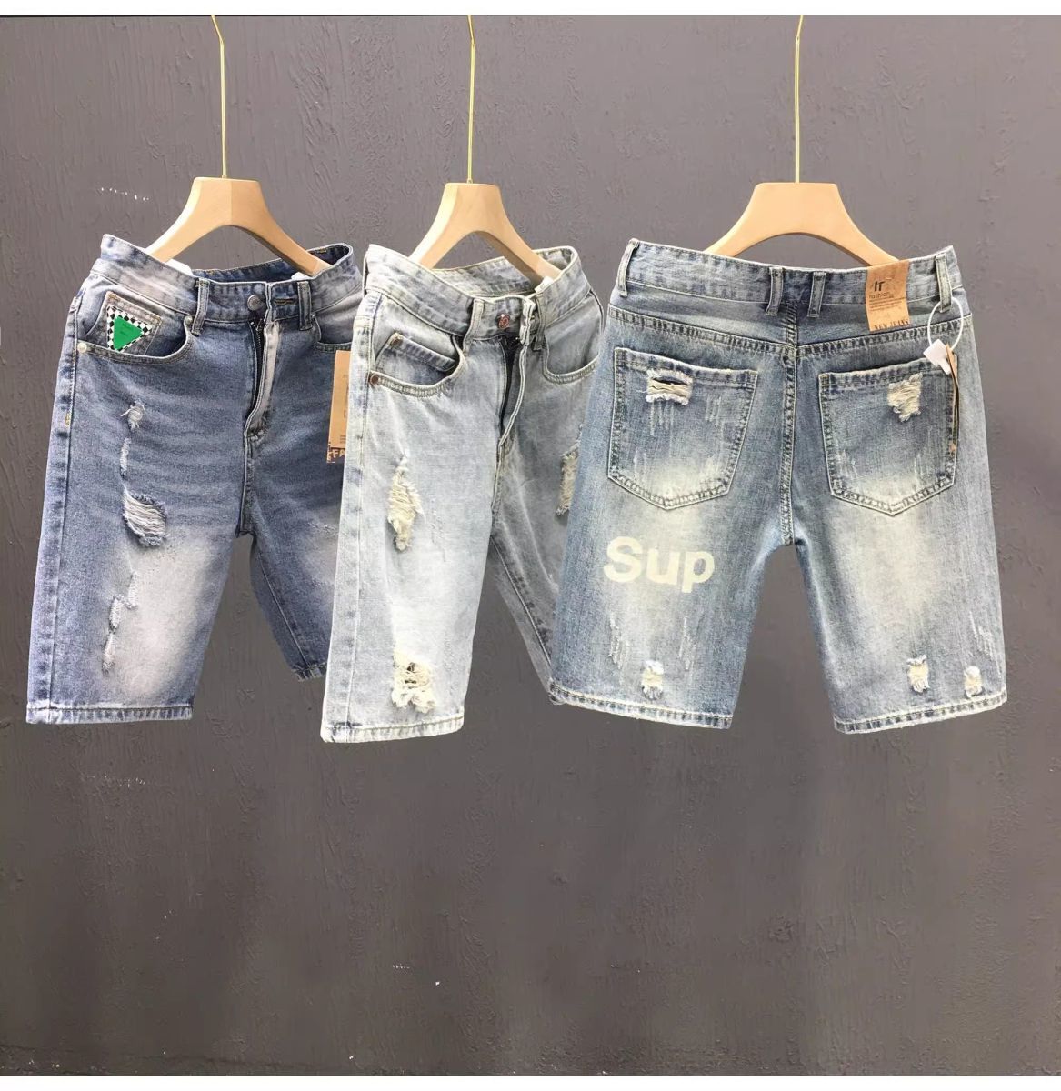 メンズのトレンドの破れたデニムショートパンツ、夏のカジュアルなストレートレッグミドル丈パンツ、5点パンツ