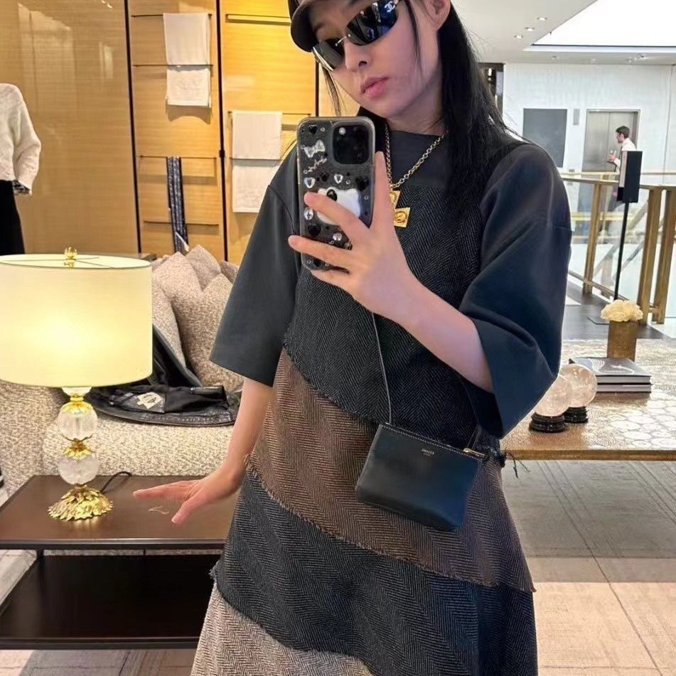 スタイリッシュでレトロ、トレンディなブルーのフレームレスサングラス。オンラインインフルエンサーの間で人気です。