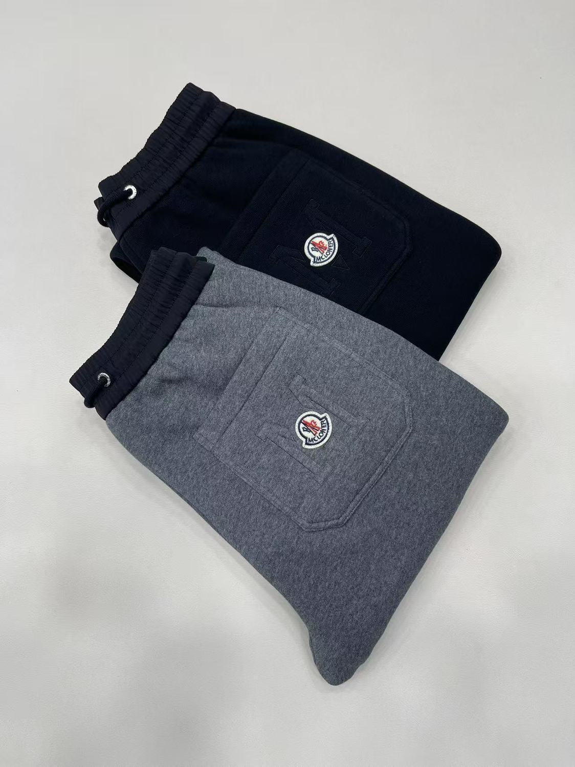 冬のおしゃれなヘザーグレーのフリース裏地コットン素材のトレンド感ある快適で暖かいカジュアルパンツ