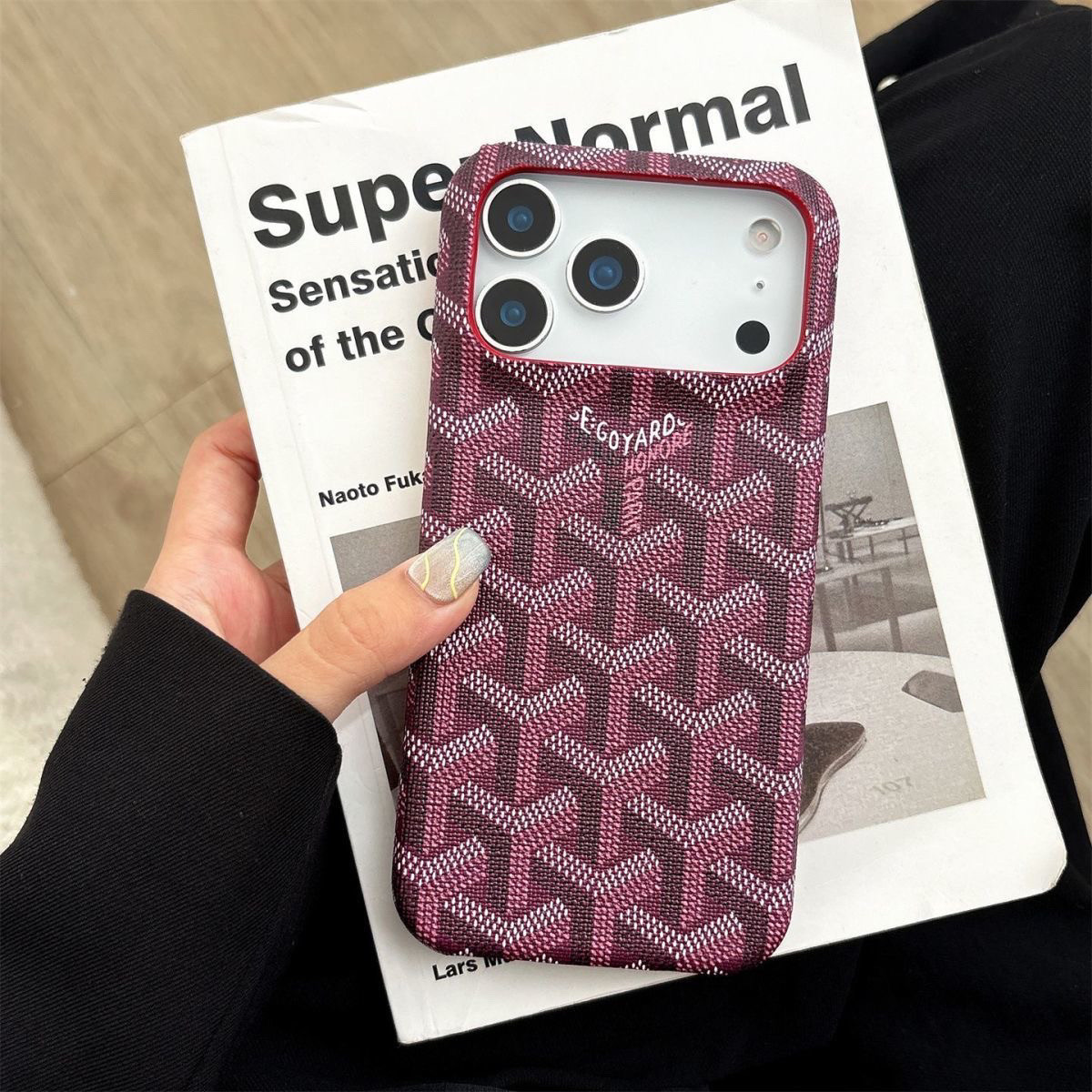 トレンドブランドのスマホケース、セミクローズドハードケース、プレミアムiPhoneケース