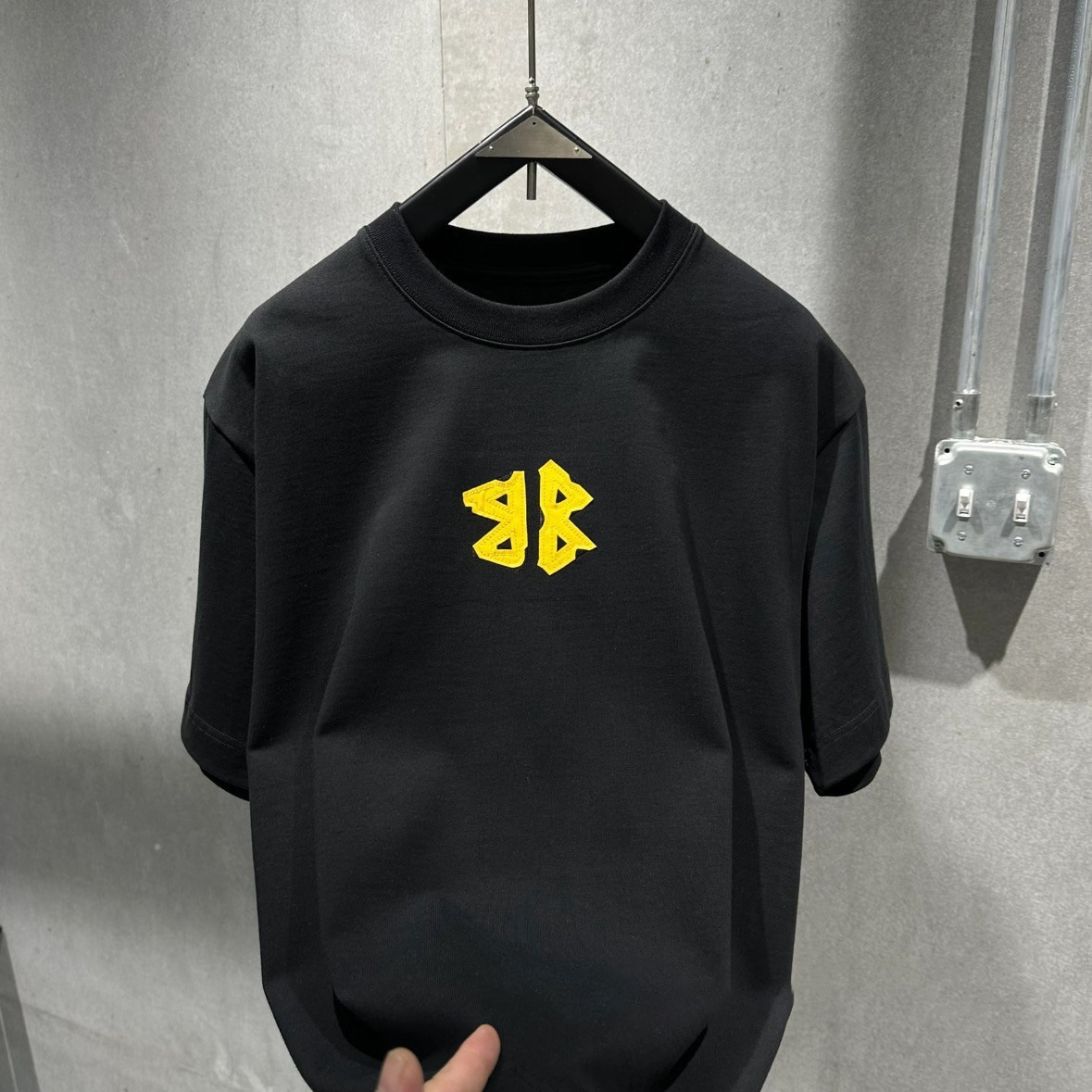 【S-2XL】トレンドの刺繍入りゆったりフィット万能メンズ＆レディースカップル向け夏用半袖Tシャツ