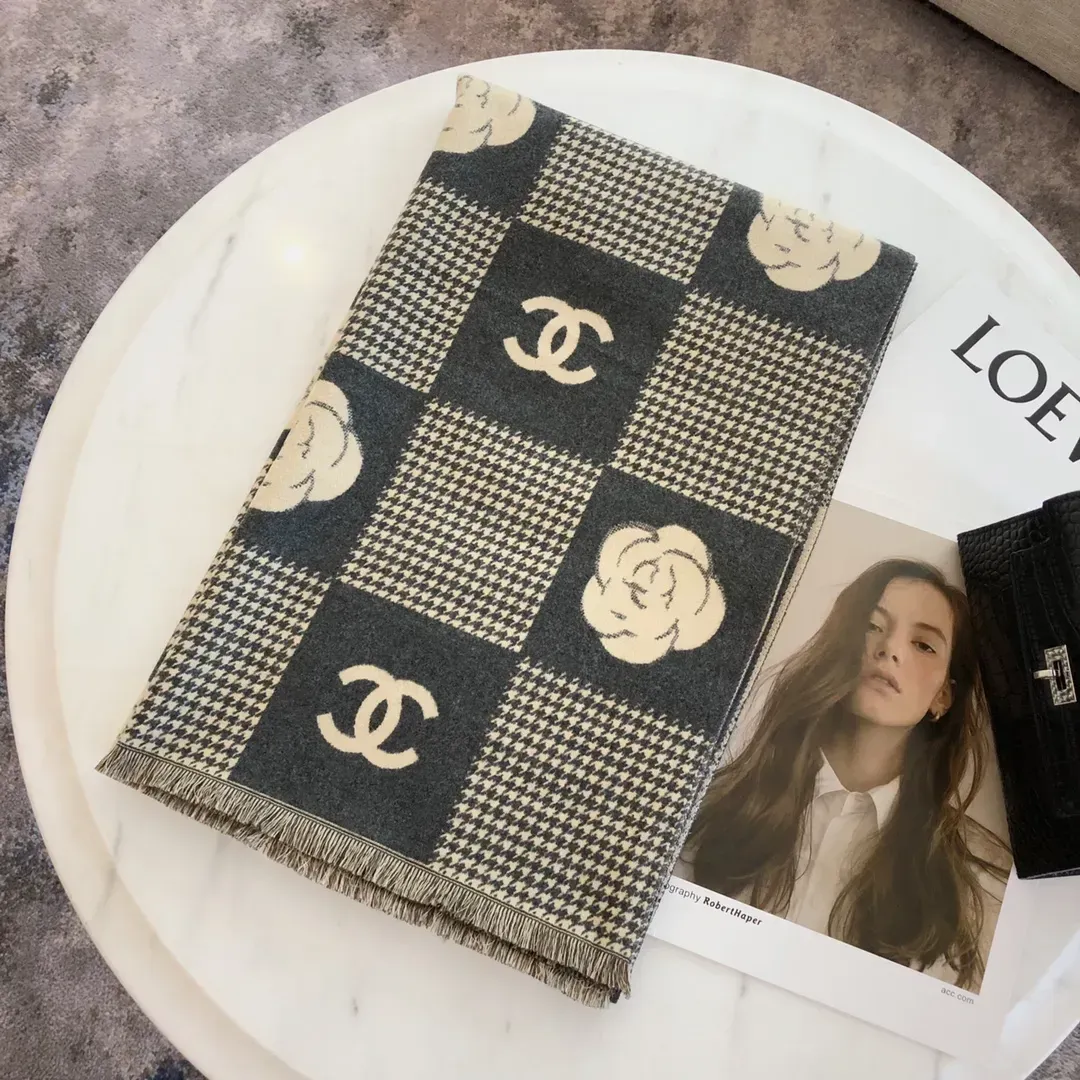 シンプルながら上品！軽くて暖かい、スタイリッシュなマフラーです