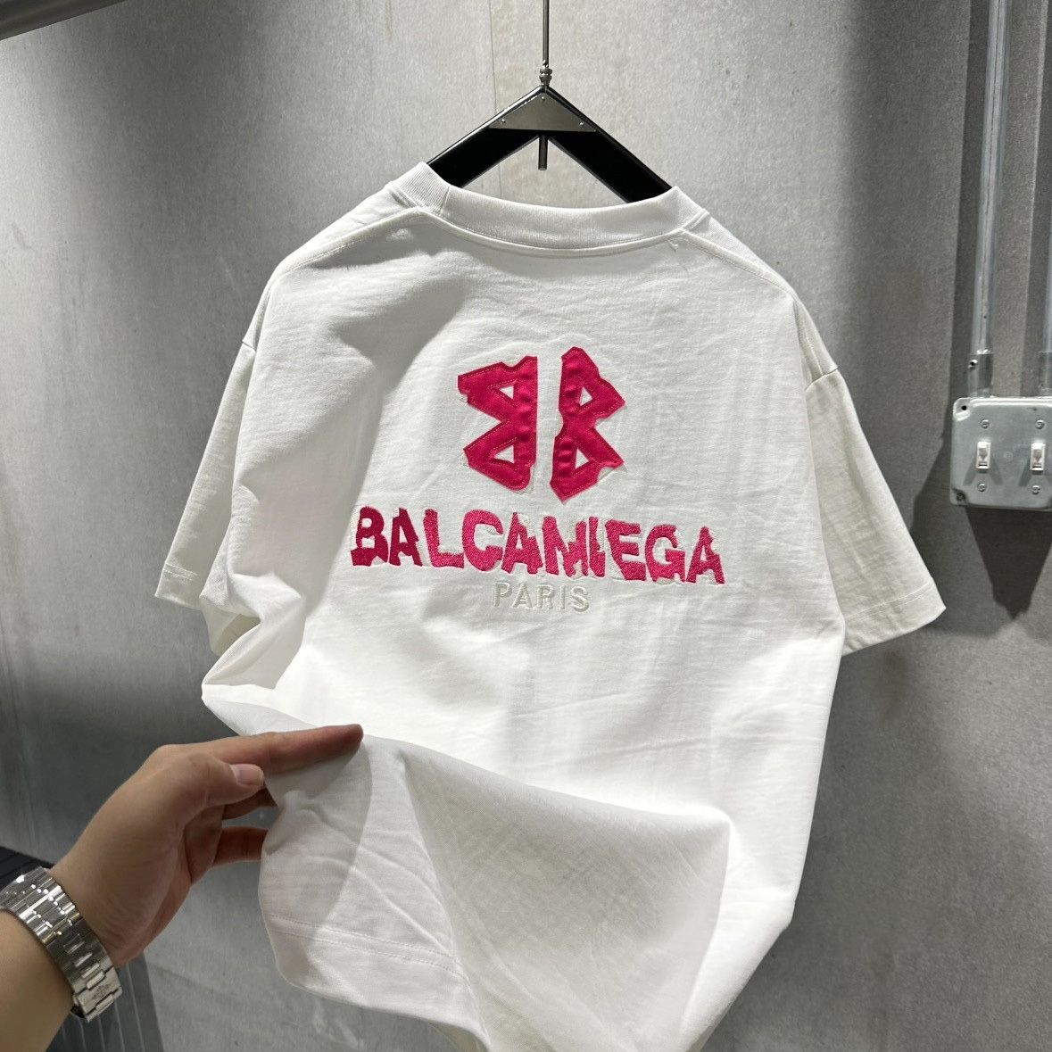 【S-2XL】トレンドの刺繍入りゆったりフィット万能メンズ＆レディースカップル向け夏用半袖Tシャツ