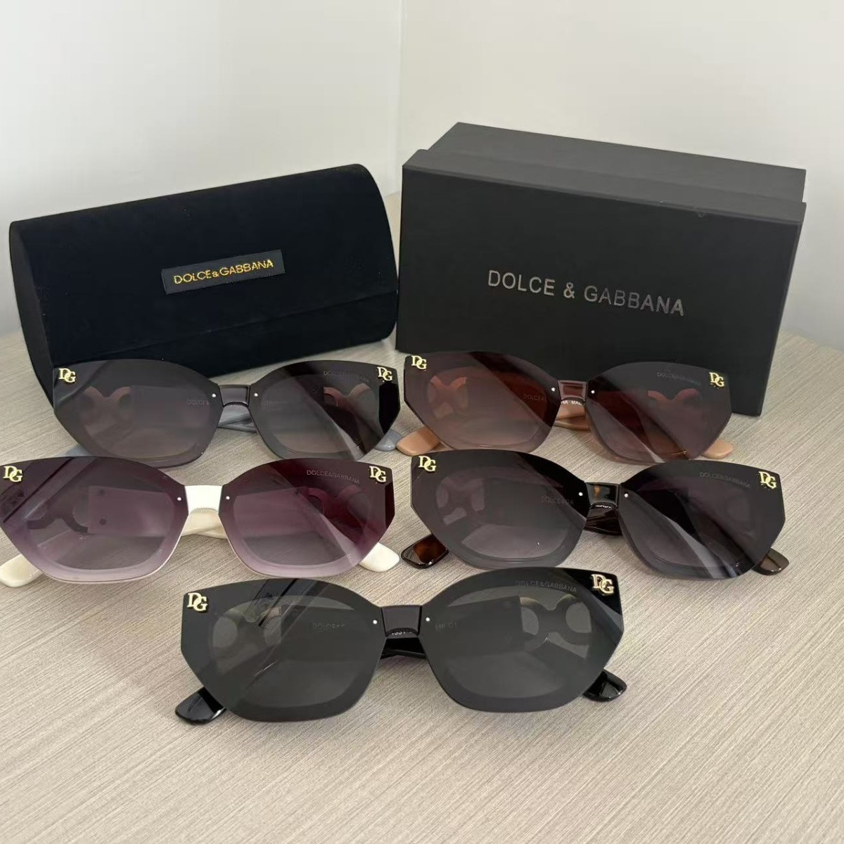 男性と女性のための新しいトレンディでスタイリッシュなサングラス