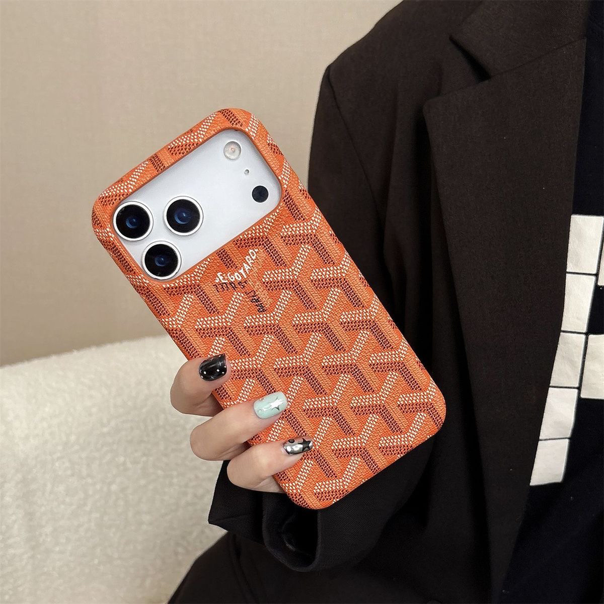 トレンドブランドのスマホケース、セミクローズドハードケース、プレミアムiPhoneケース