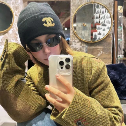 スタイリッシュでレトロ、トレンディなブルーのフレームレスサングラス。オンラインインフルエンサーの間で人気です。