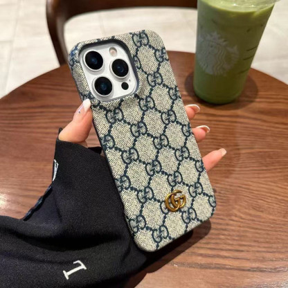 レトロスタイルのプレミアム iPhone ケース、高品質のレザー、ミニマリスト デザイン。