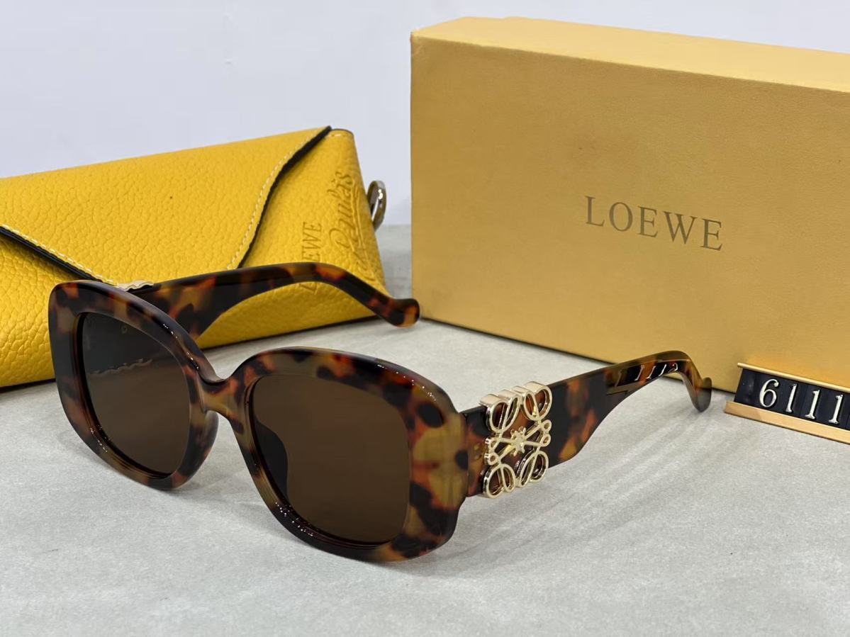 大きくてスクエアなフレームの、スタイリッシュで多用途な日焼け防止サングラス