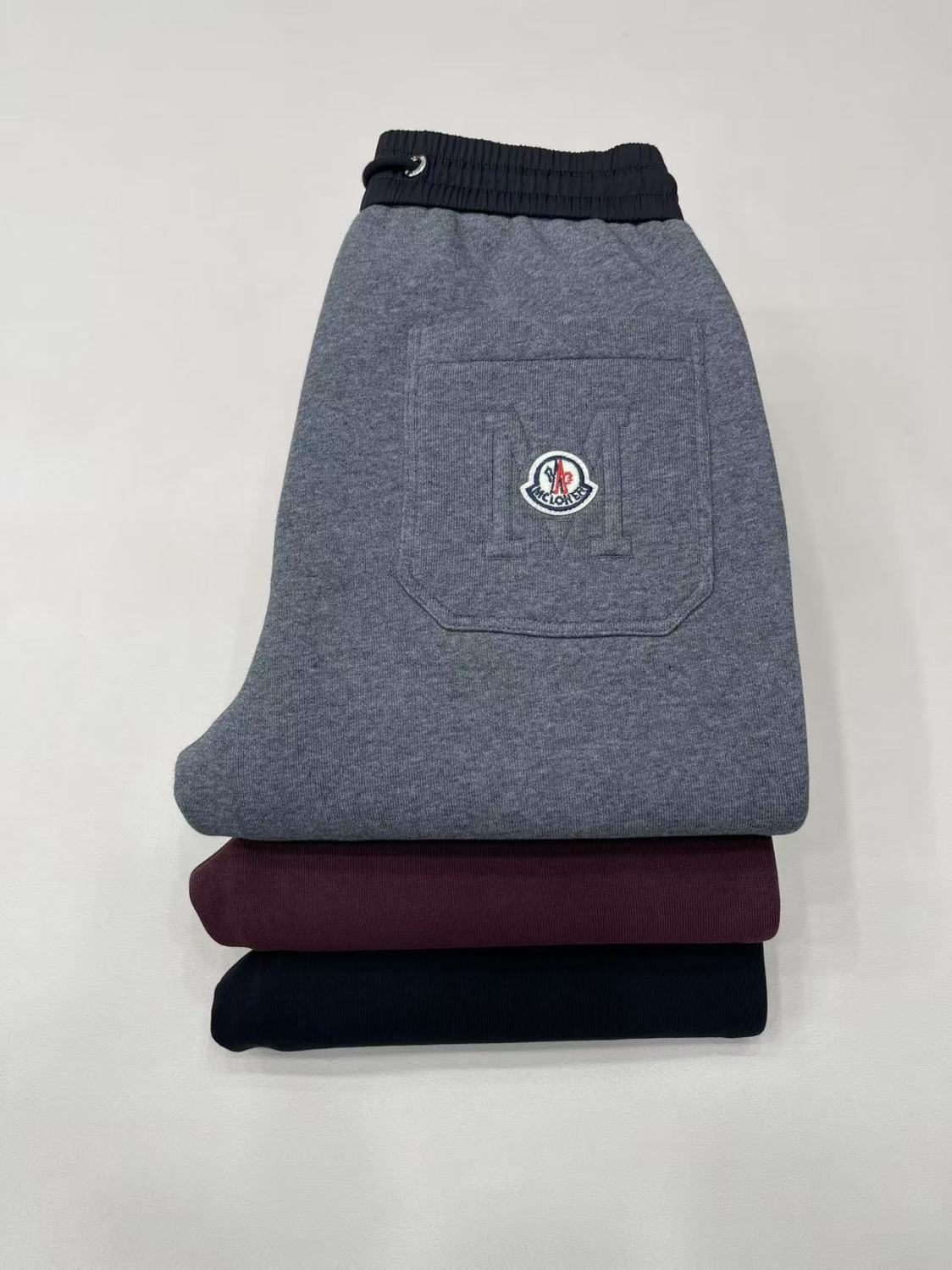 冬のおしゃれなヘザーグレーのフリース裏地コットン素材のトレンド感ある快適で暖かいカジュアルパンツ