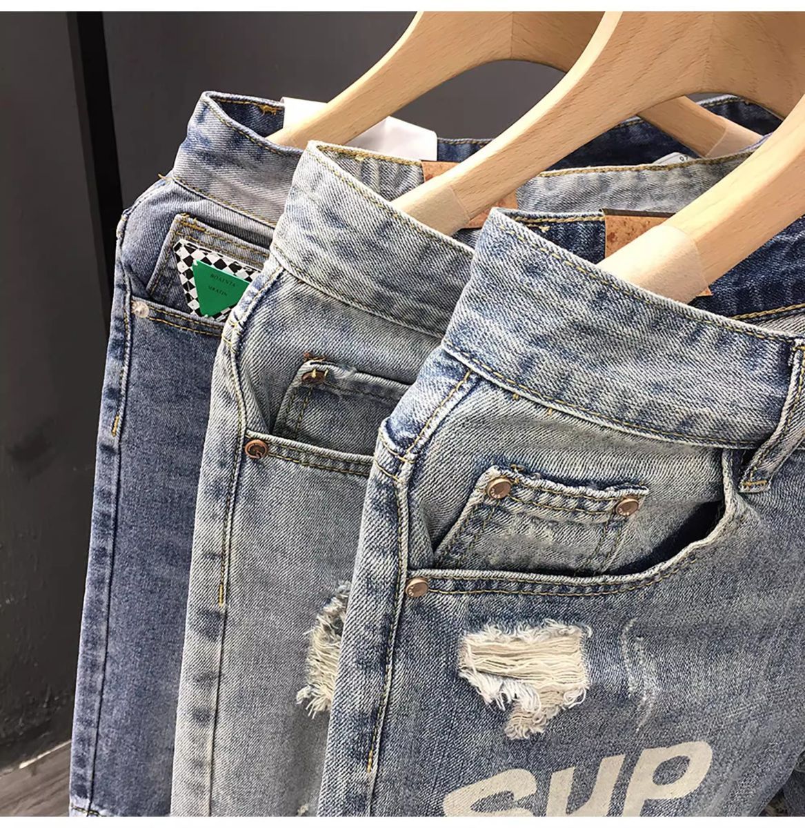 メンズのトレンドの破れたデニムショートパンツ、夏のカジュアルなストレートレッグミドル丈パンツ、5点パンツ