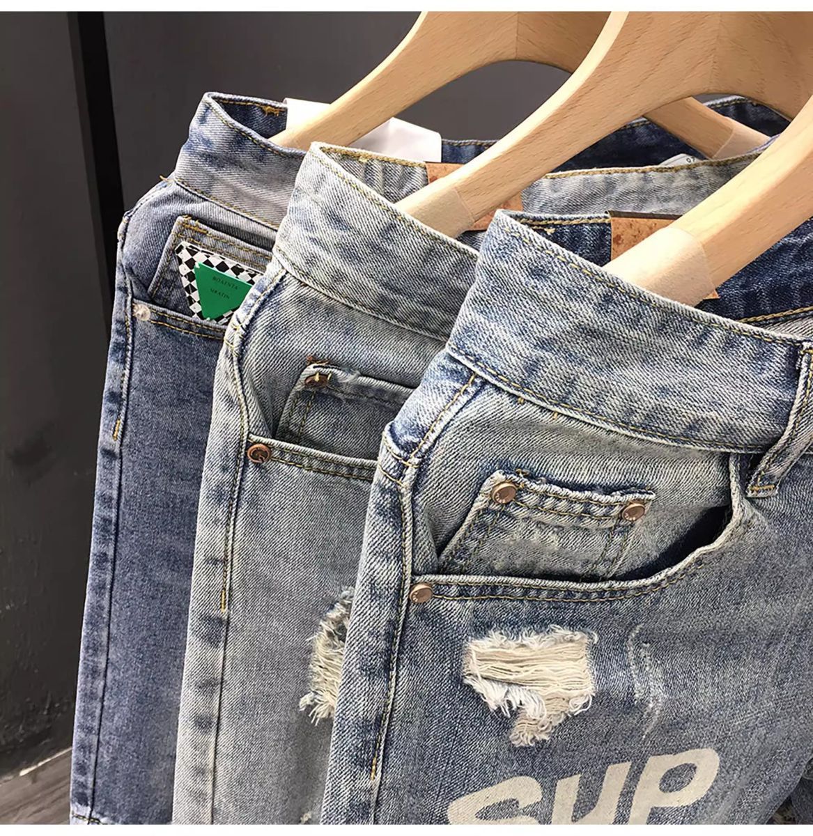 メンズのトレンドの破れたデニムショートパンツ、夏のカジュアルなストレートレッグミドル丈パンツ、5点パンツ