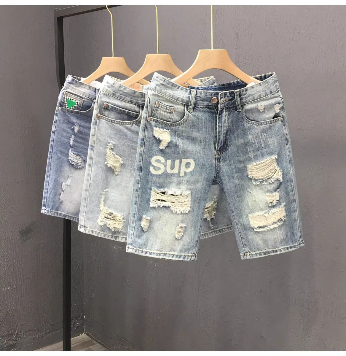 メンズのトレンドの破れたデニムショートパンツ、夏のカジュアルなストレートレッグミドル丈パンツ、5点パンツ