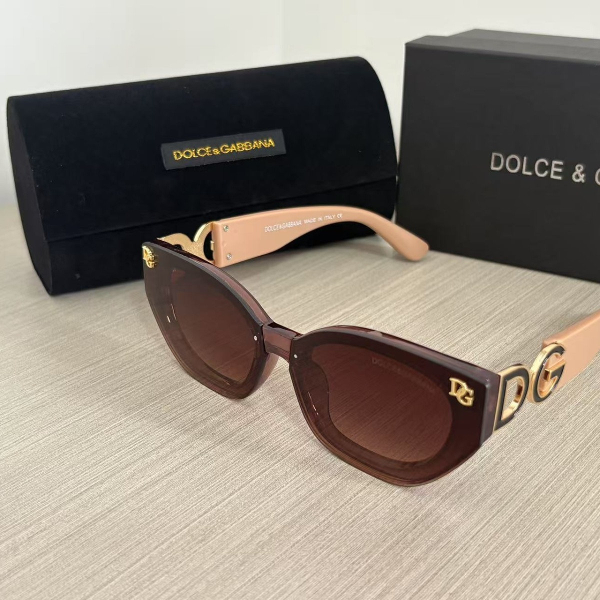 男性と女性のための新しいトレンディでスタイリッシュなサングラス