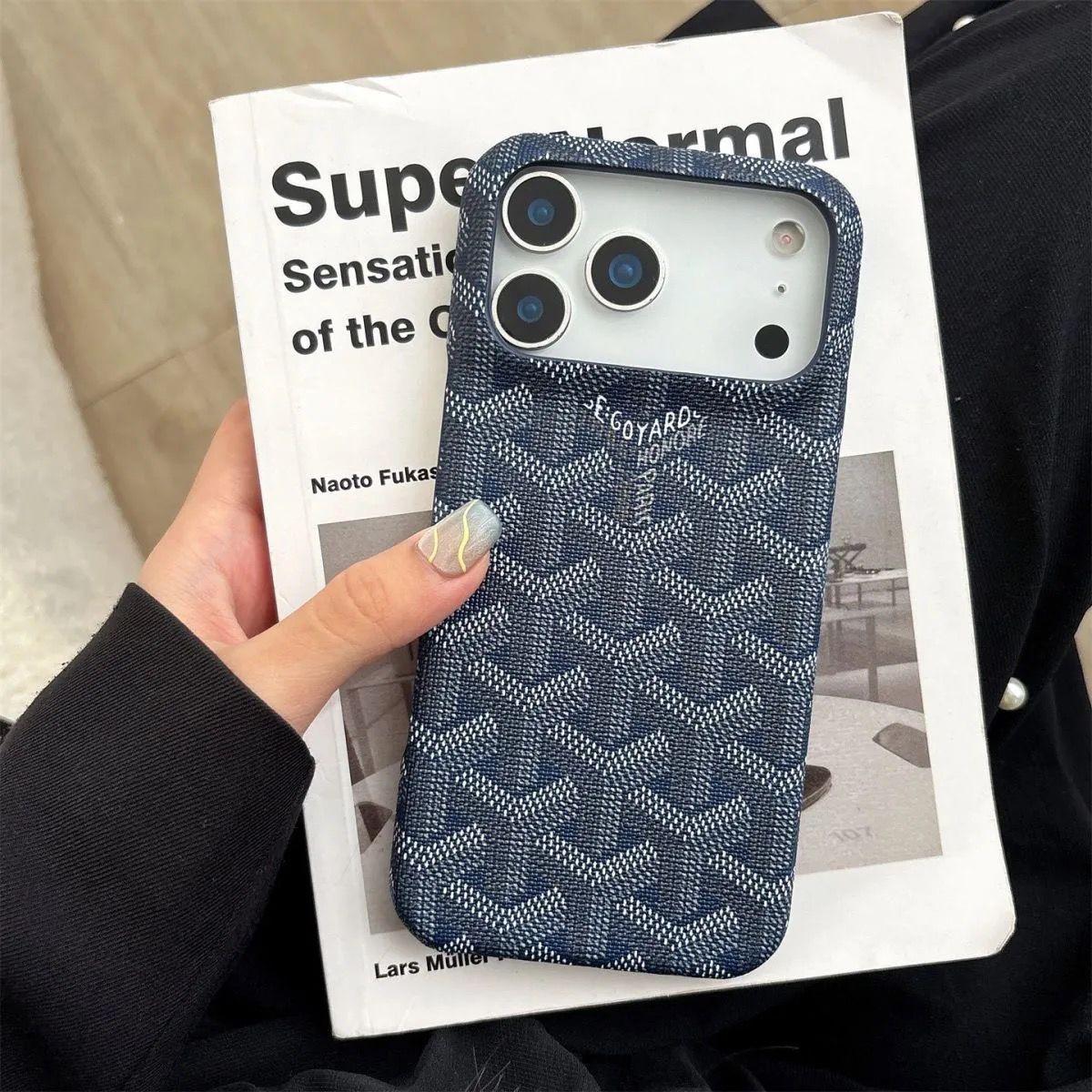 トレンドブランドのスマホケース、セミクローズドハードケース、プレミアムiPhoneケース