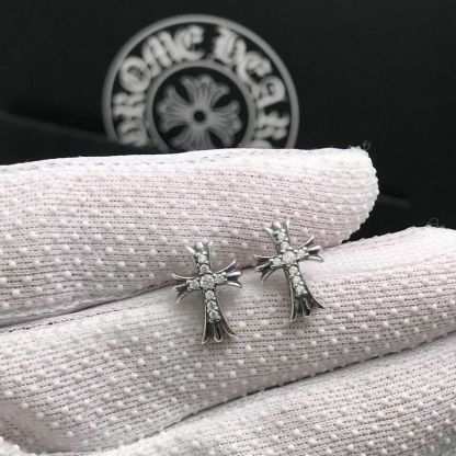 ダイヤモンドをあしらったトレンド感のあるクラシックなスタッドピアス