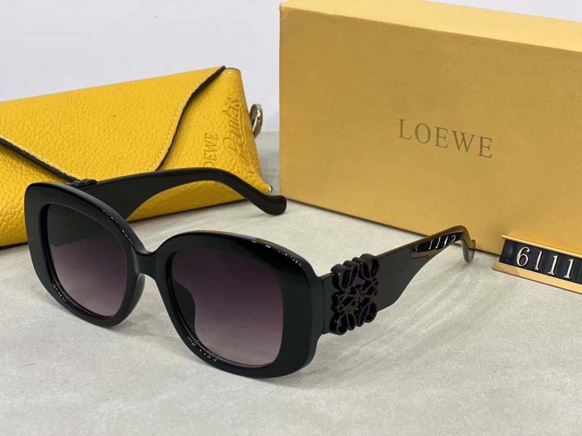 大きくてスクエアなフレームの、スタイリッシュで多用途な日焼け防止サングラス