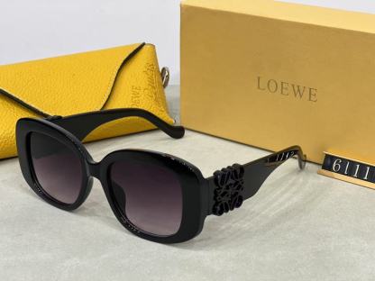 大きくてスクエアなフレームの、スタイリッシュで多用途な日焼け防止サングラス