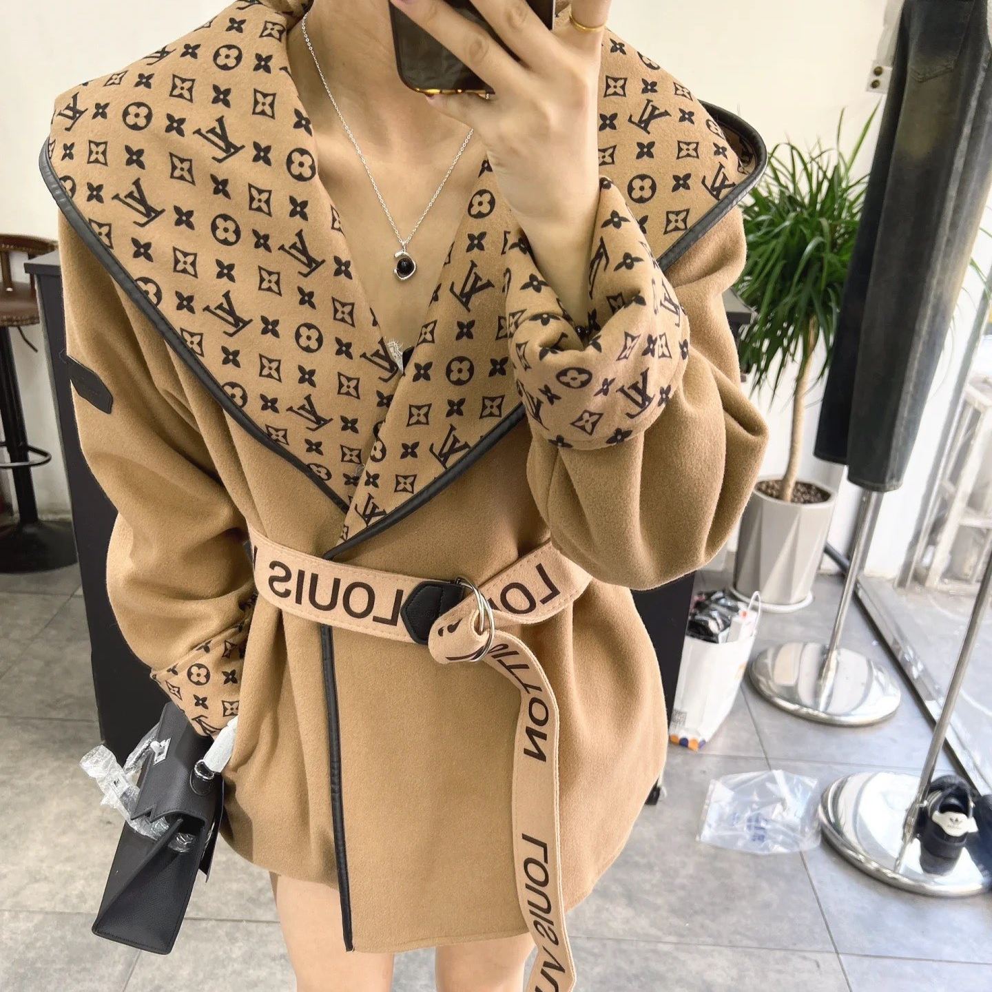 人気の新しいエレガントなベルト付きウールコート、ゆったりとしたフード付きウールジャケット、2025年秋冬