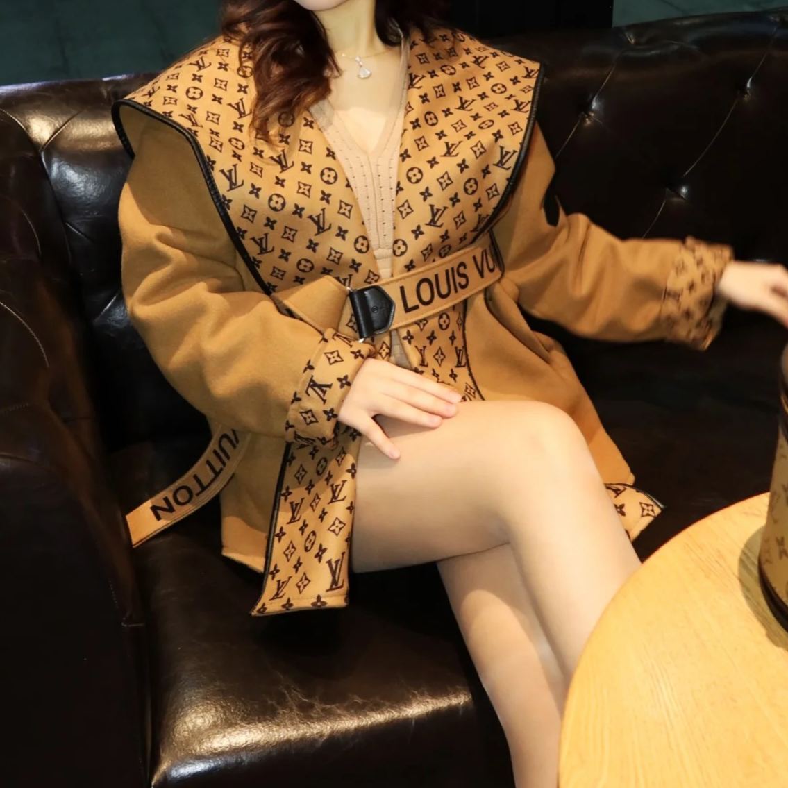 人気の新しいエレガントなベルト付きウールコート、ゆったりとしたフード付きウールジャケット、2025年秋冬