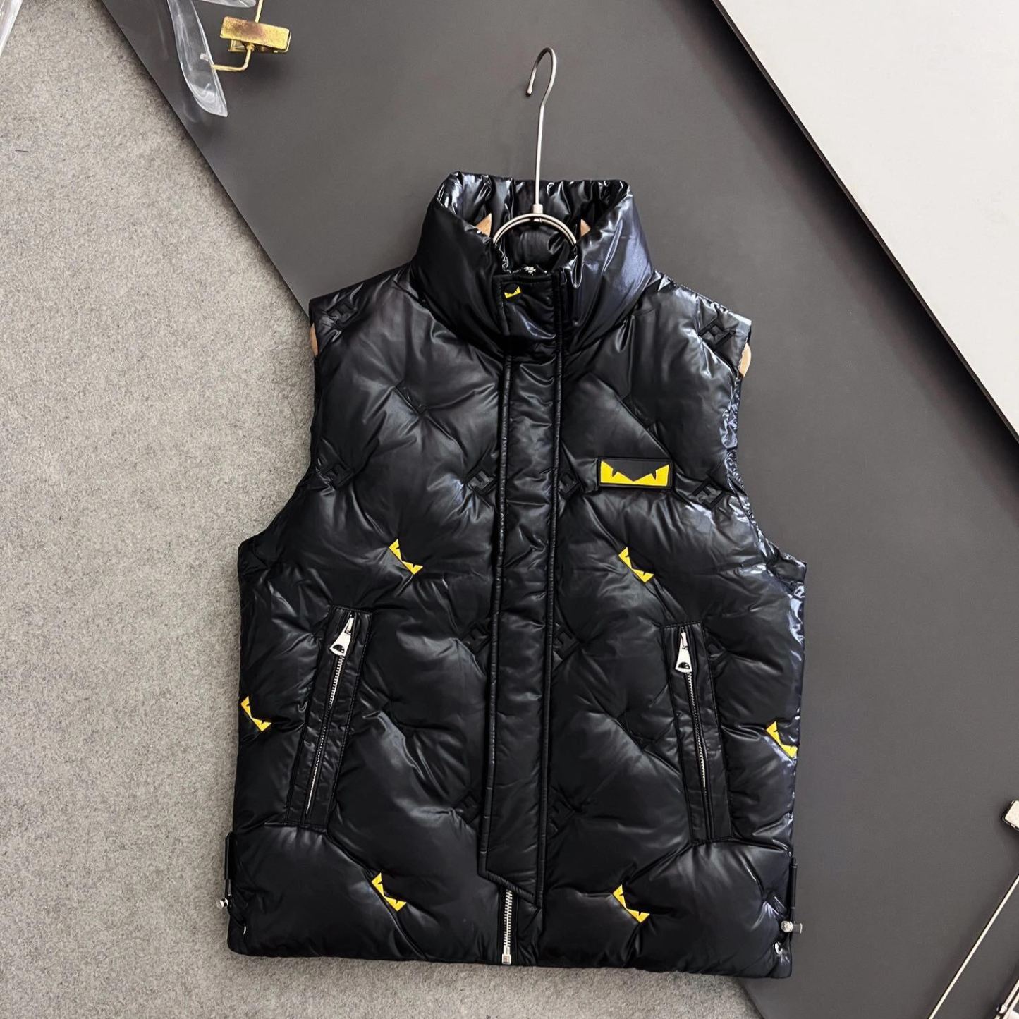 メンズダウンベスト、スタイリッシュなスタンドカラー、秋冬用の暖かいアウター