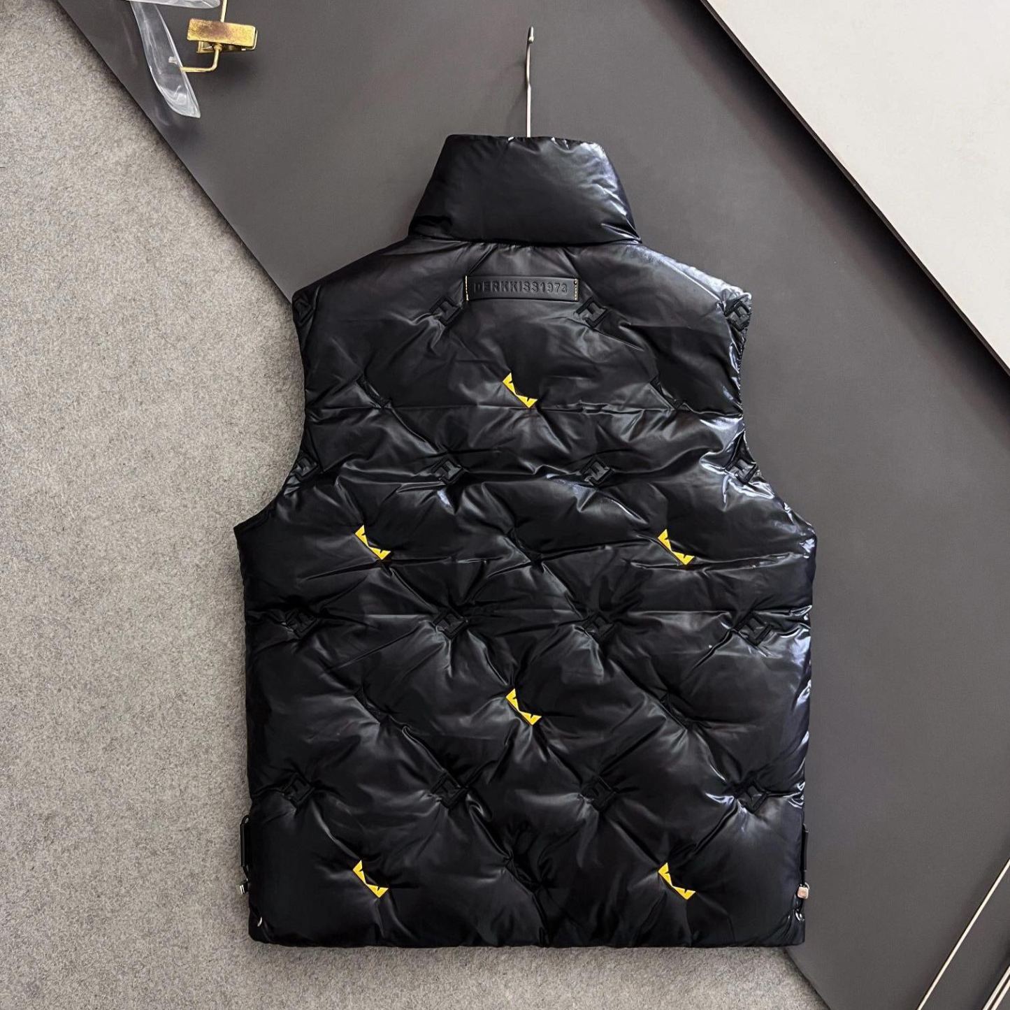 メンズダウンベスト、スタイリッシュなスタンドカラー、秋冬用の暖かいアウター
