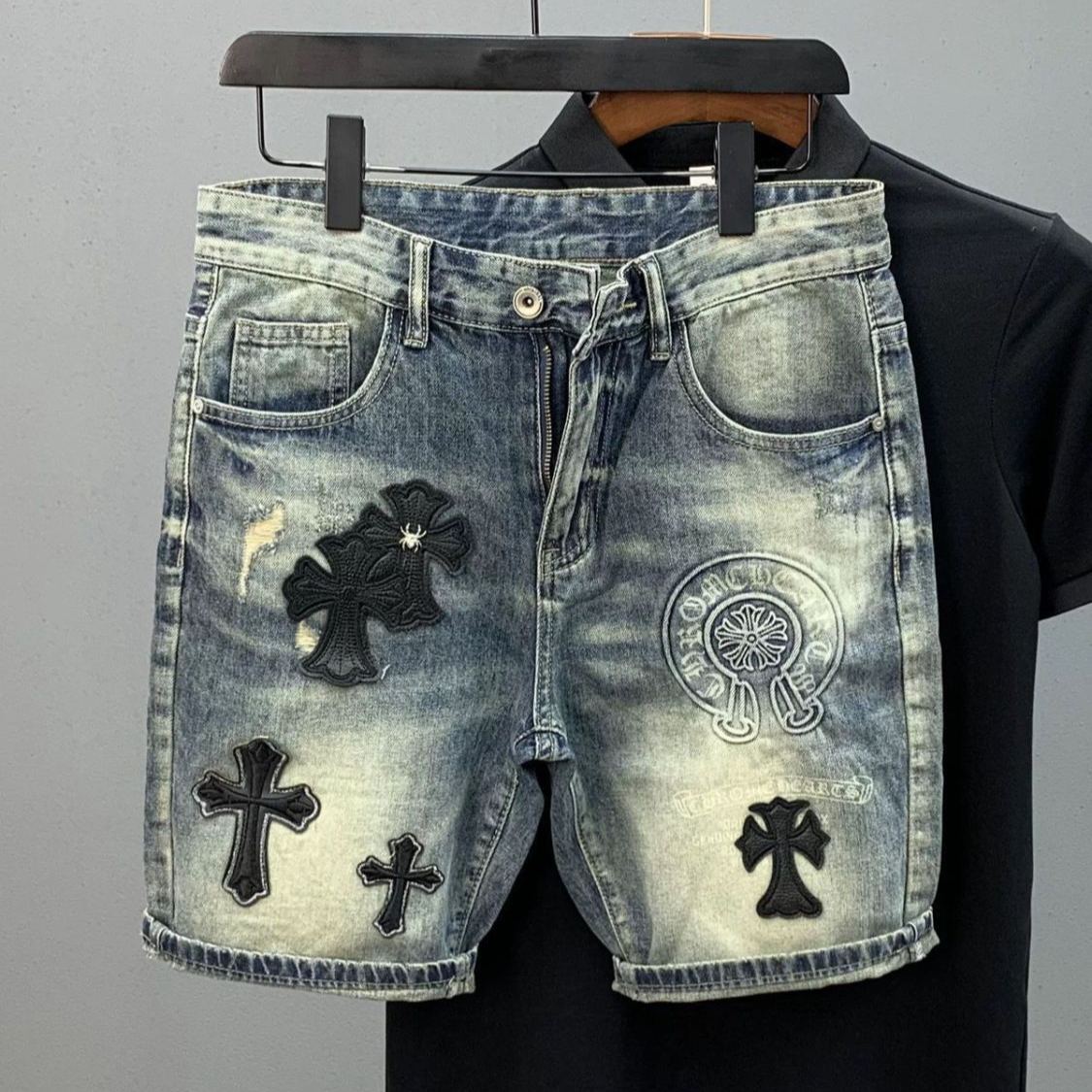 夏のトレンドのレトロな刺繍が施されたメンズデニムショートパンツ、ゆったりとしたストレートレッグの5点パンツ