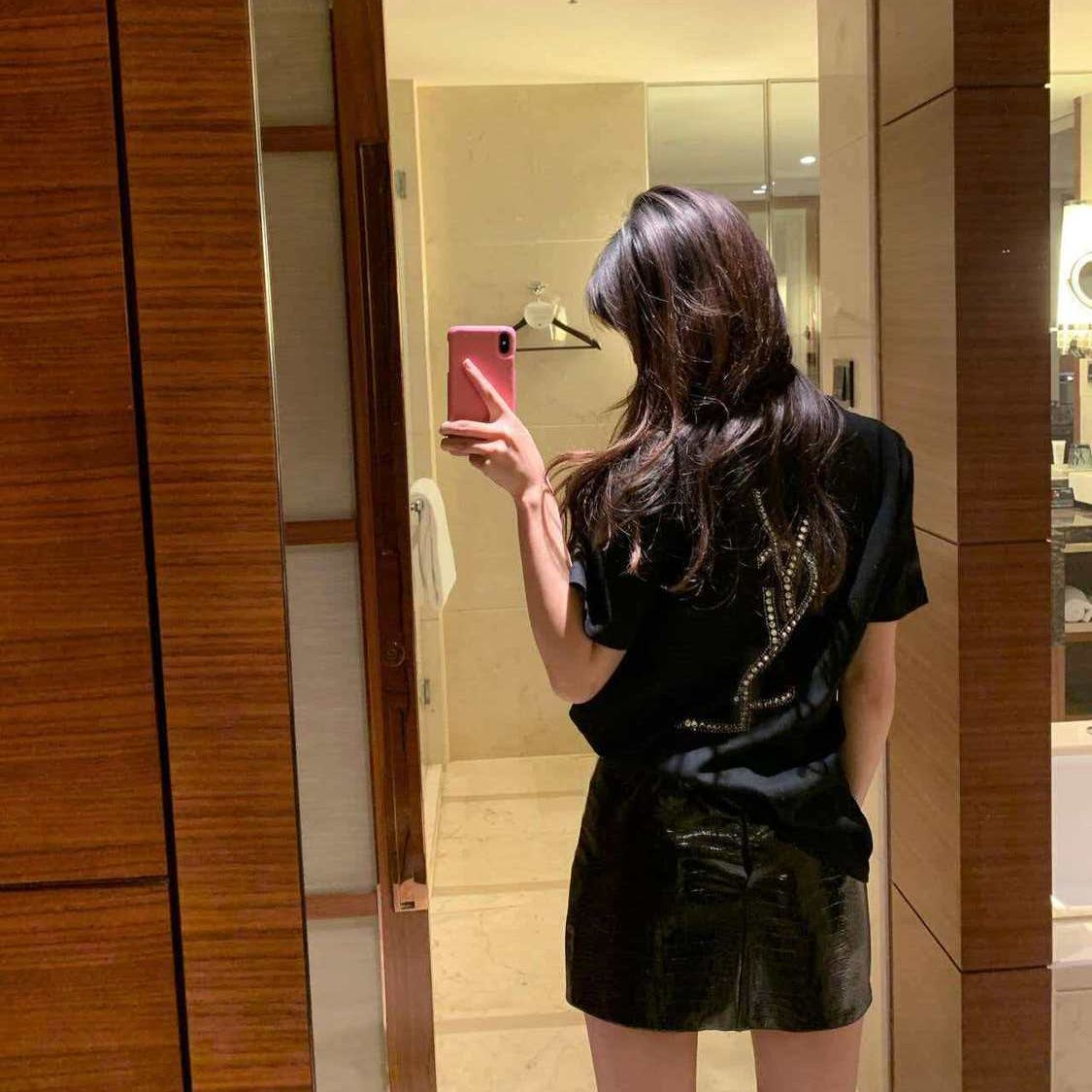 背面にラインストーンの文字が入った、ゆったりとしたフィット感の、女性向けの多目的トップスの高級半袖 T シャツ