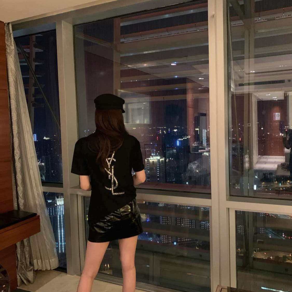 背面にラインストーンの文字が入った、ゆったりとしたフィット感の、女性向けの多目的トップスの高級半袖 T シャツ