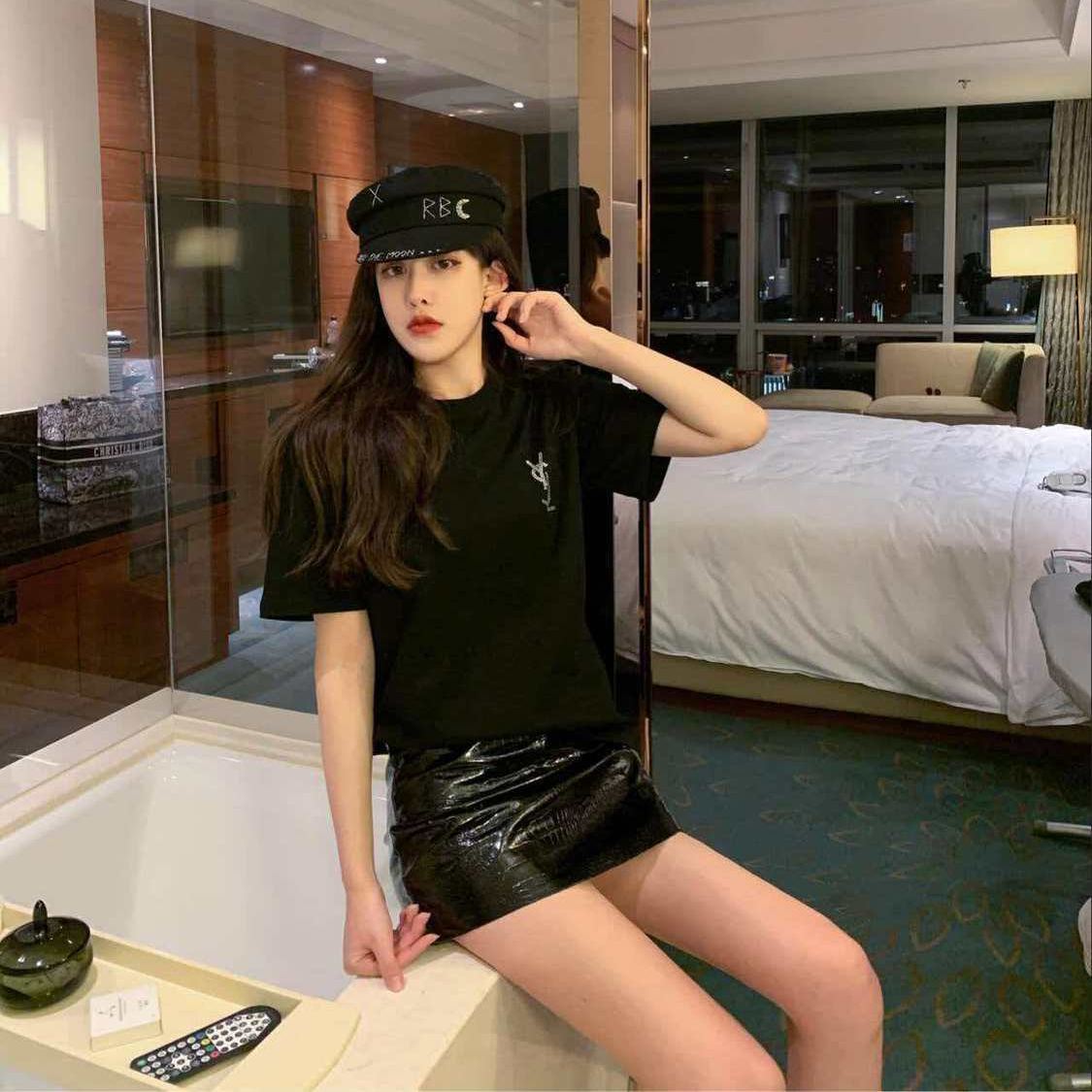 背面にラインストーンの文字が入った、ゆったりとしたフィット感の、女性向けの多目的トップスの高級半袖 T シャツ