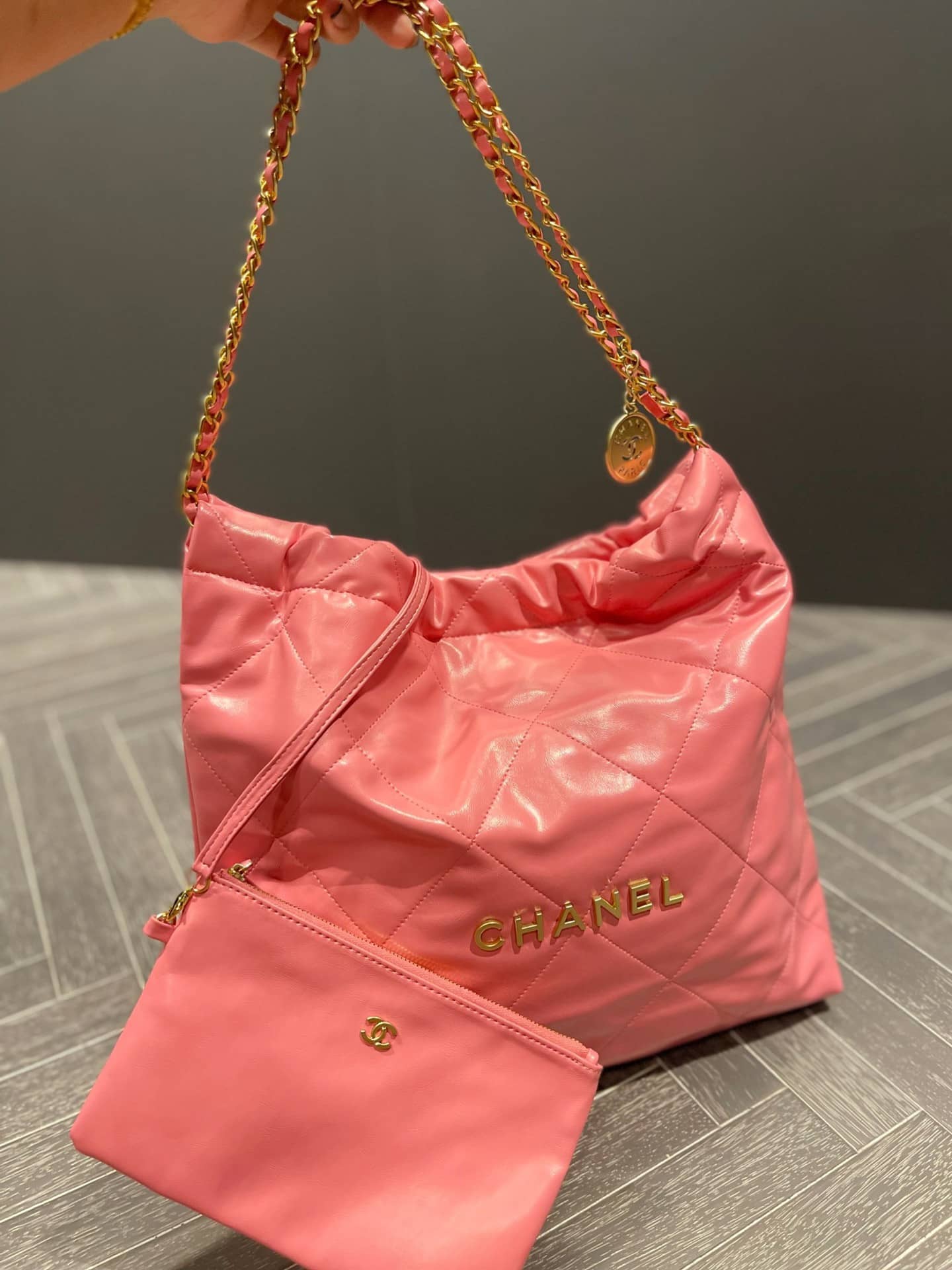 VERY雑誌掲載！通勤からお出かけまで♪【CHANEL】シャネル 22 ハンドバッグ