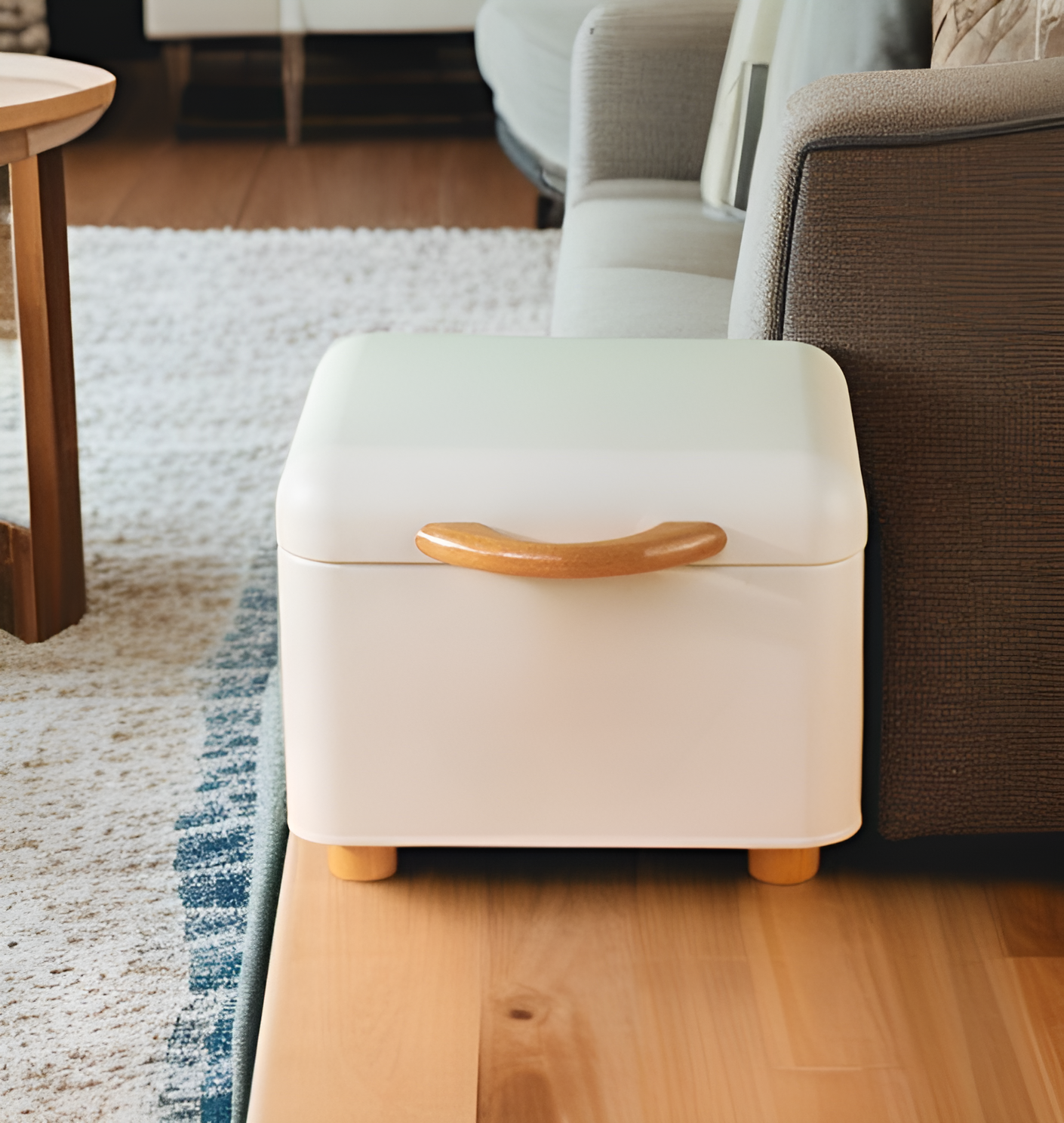 辦公桌上使用的鐵皮收納盒