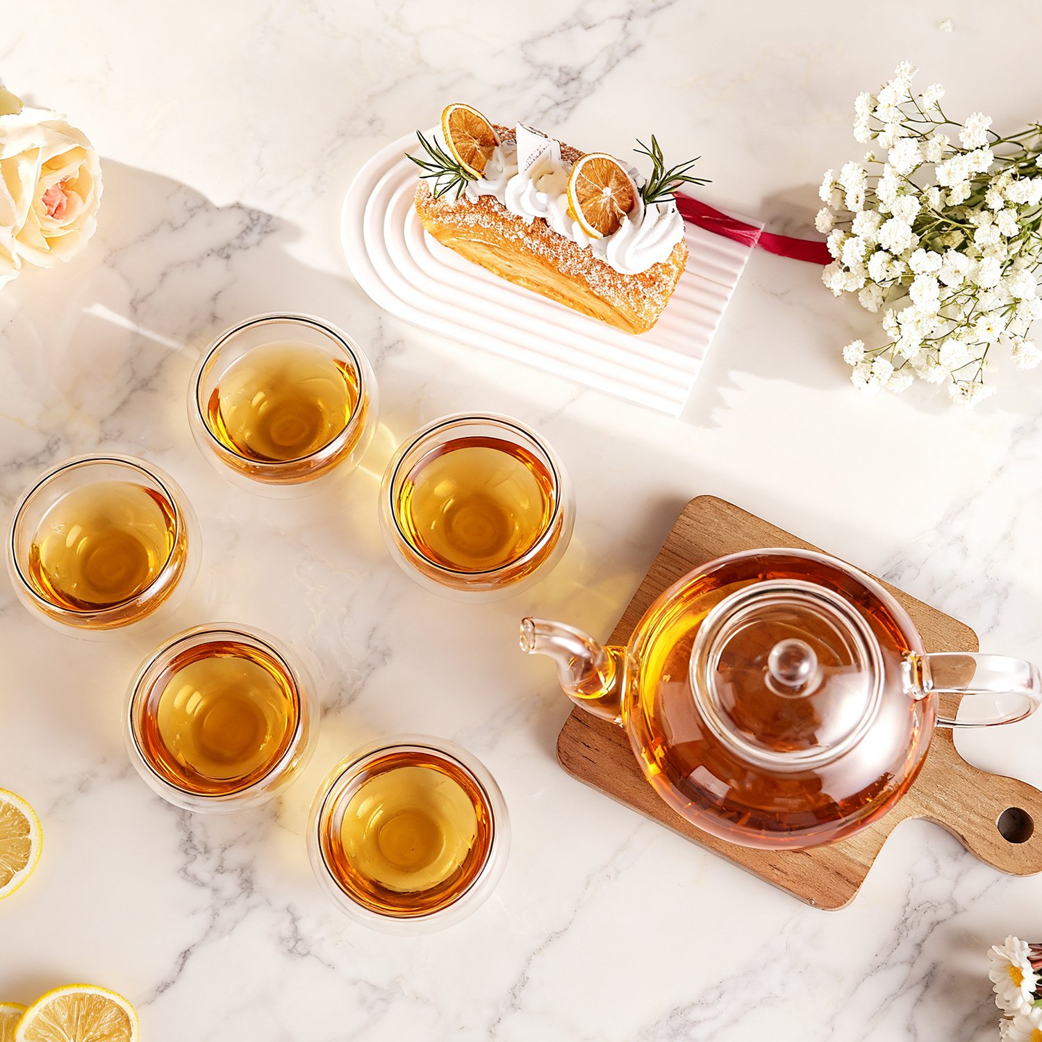 おしゃれなガラスティーカップのクローズアップ