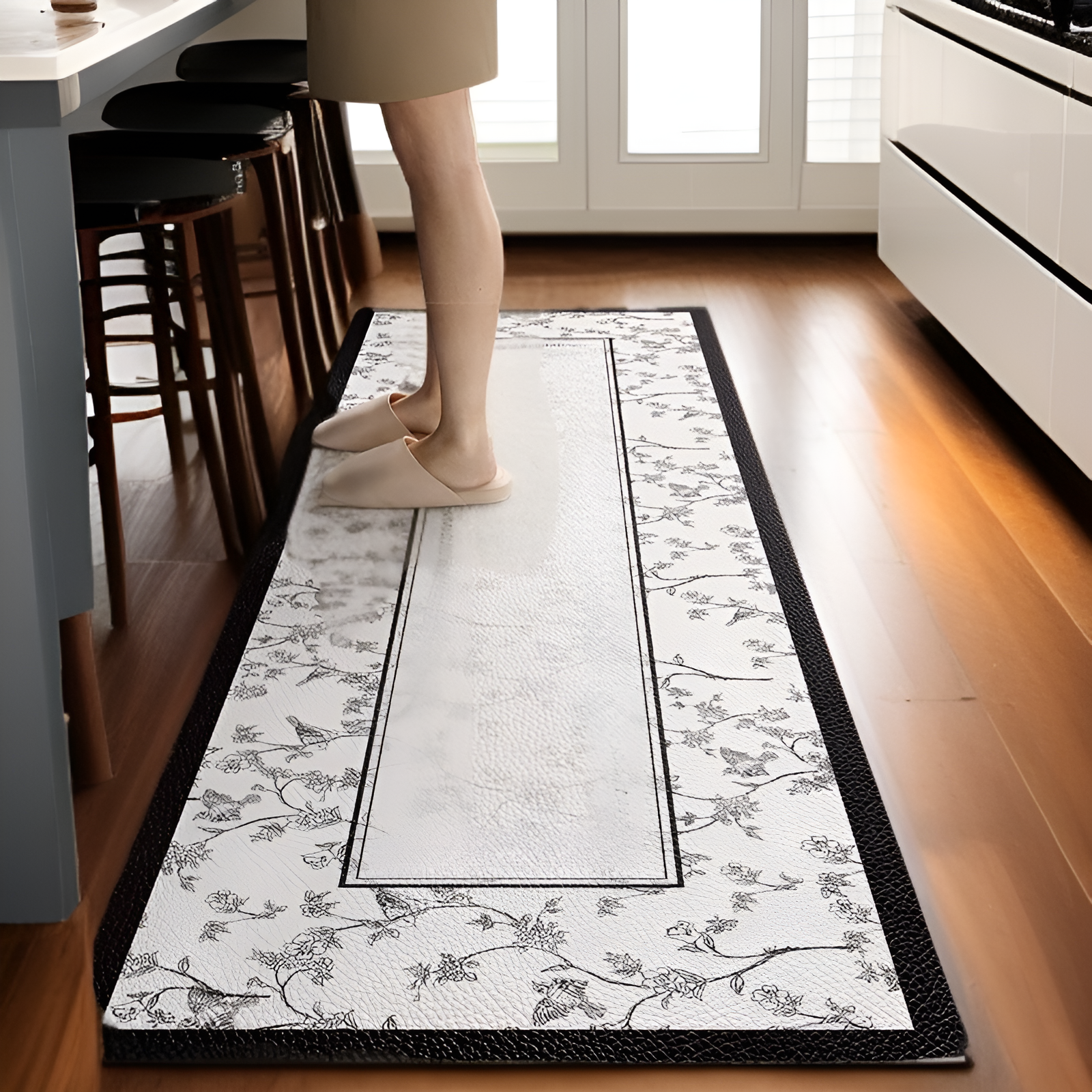 拭き掃除不要で簡単お手入れができるフットレスト