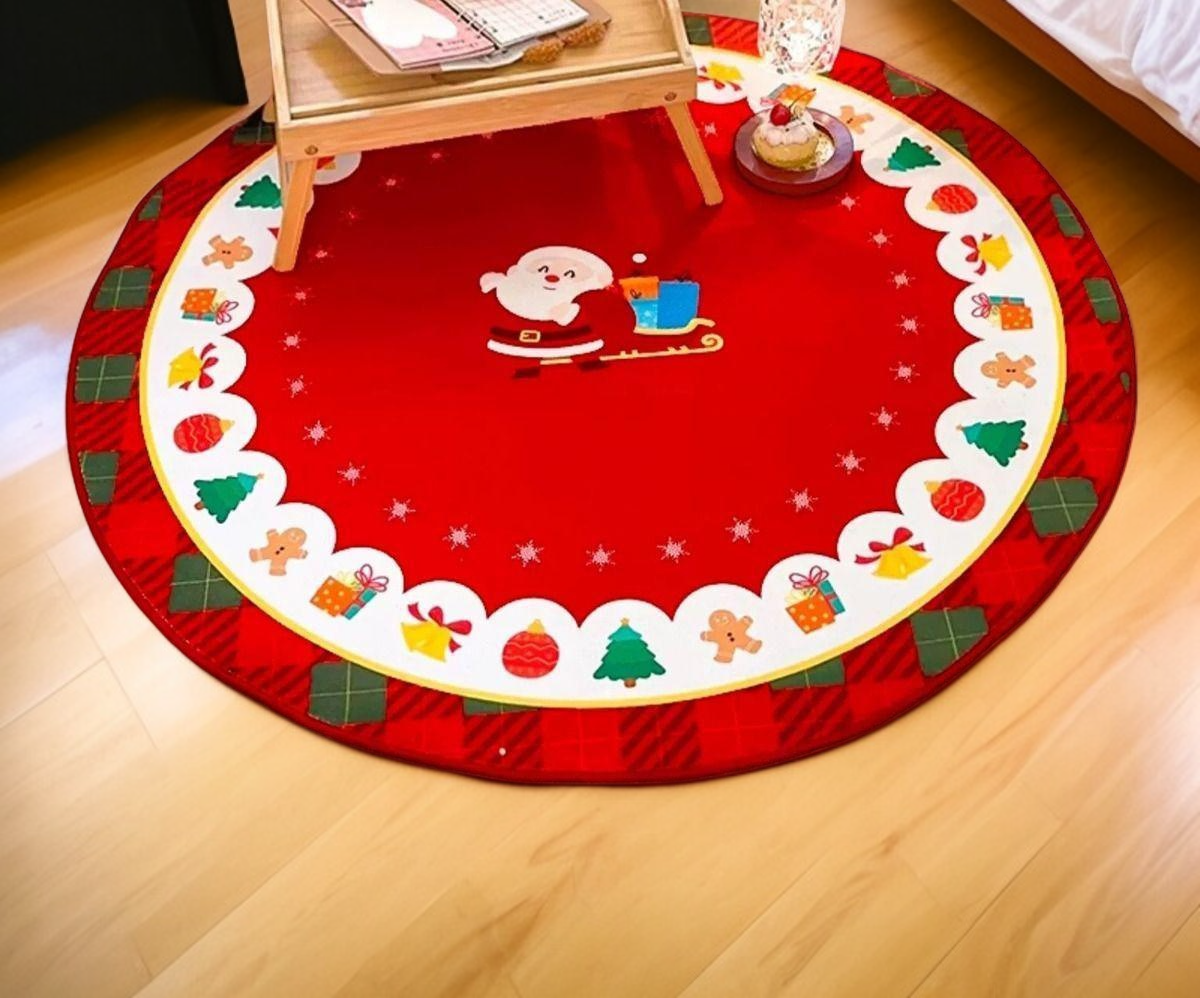 子供部屋の床に敷かれたクリスマスの丸いラグ