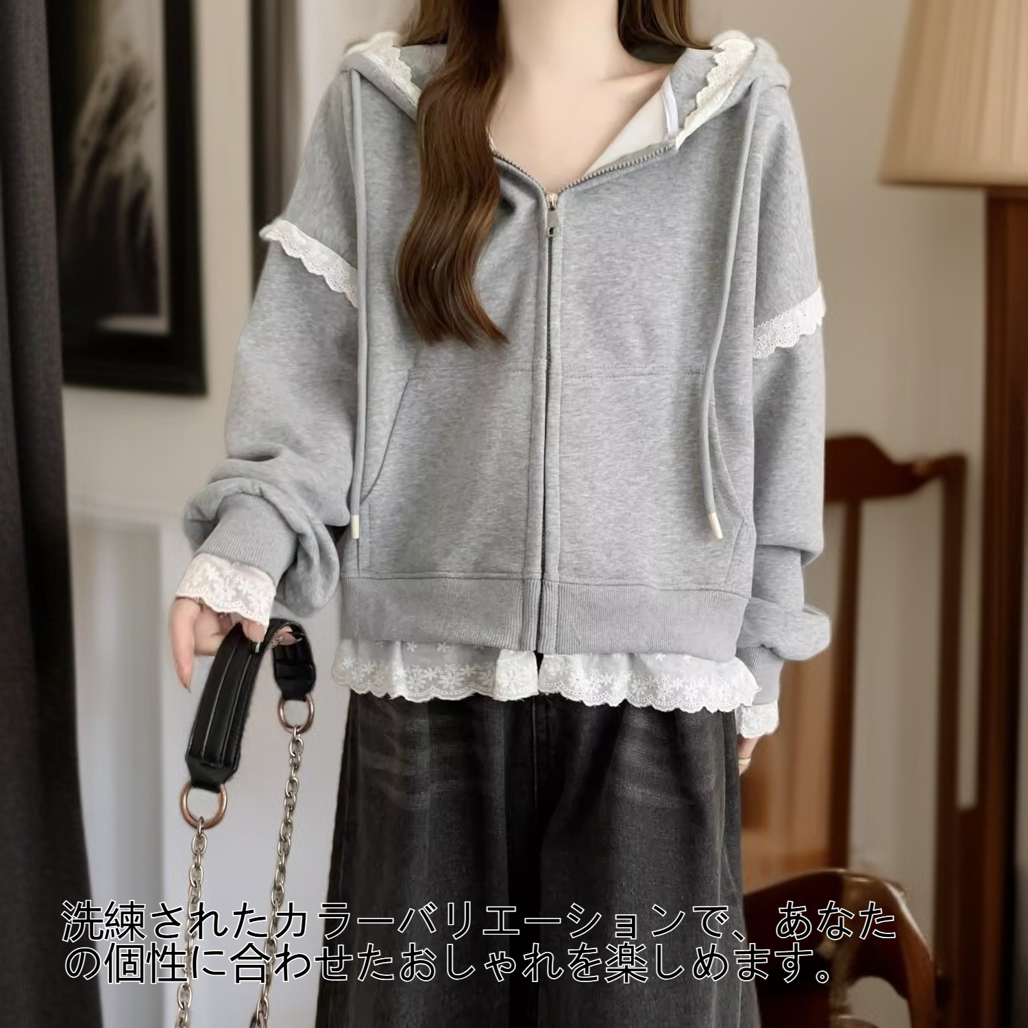 女性が着用するレースカーディガンコートのフロントビュー